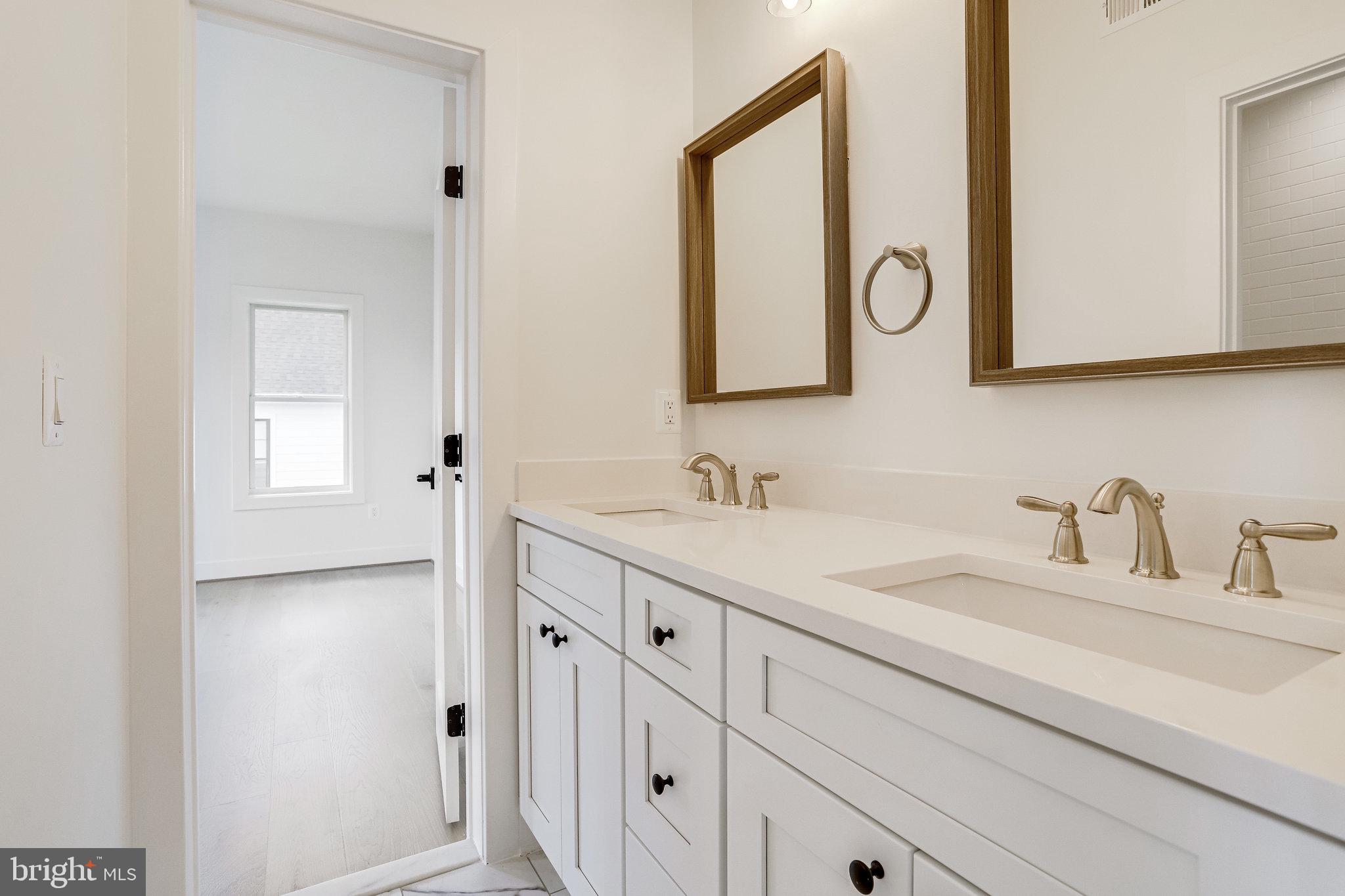 COUNTRY CLUB MANOR - Residential