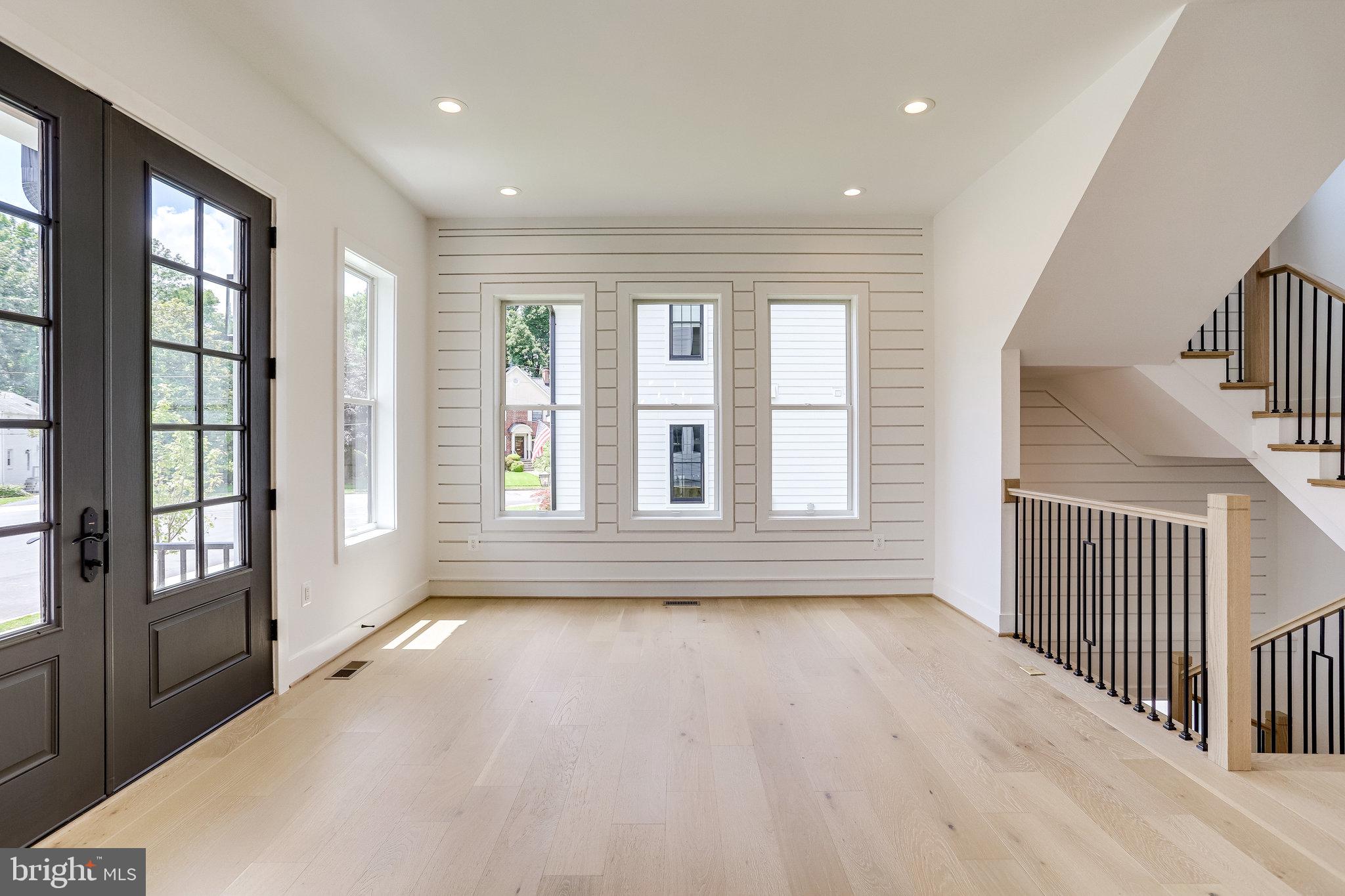 COUNTRY CLUB MANOR - Residential