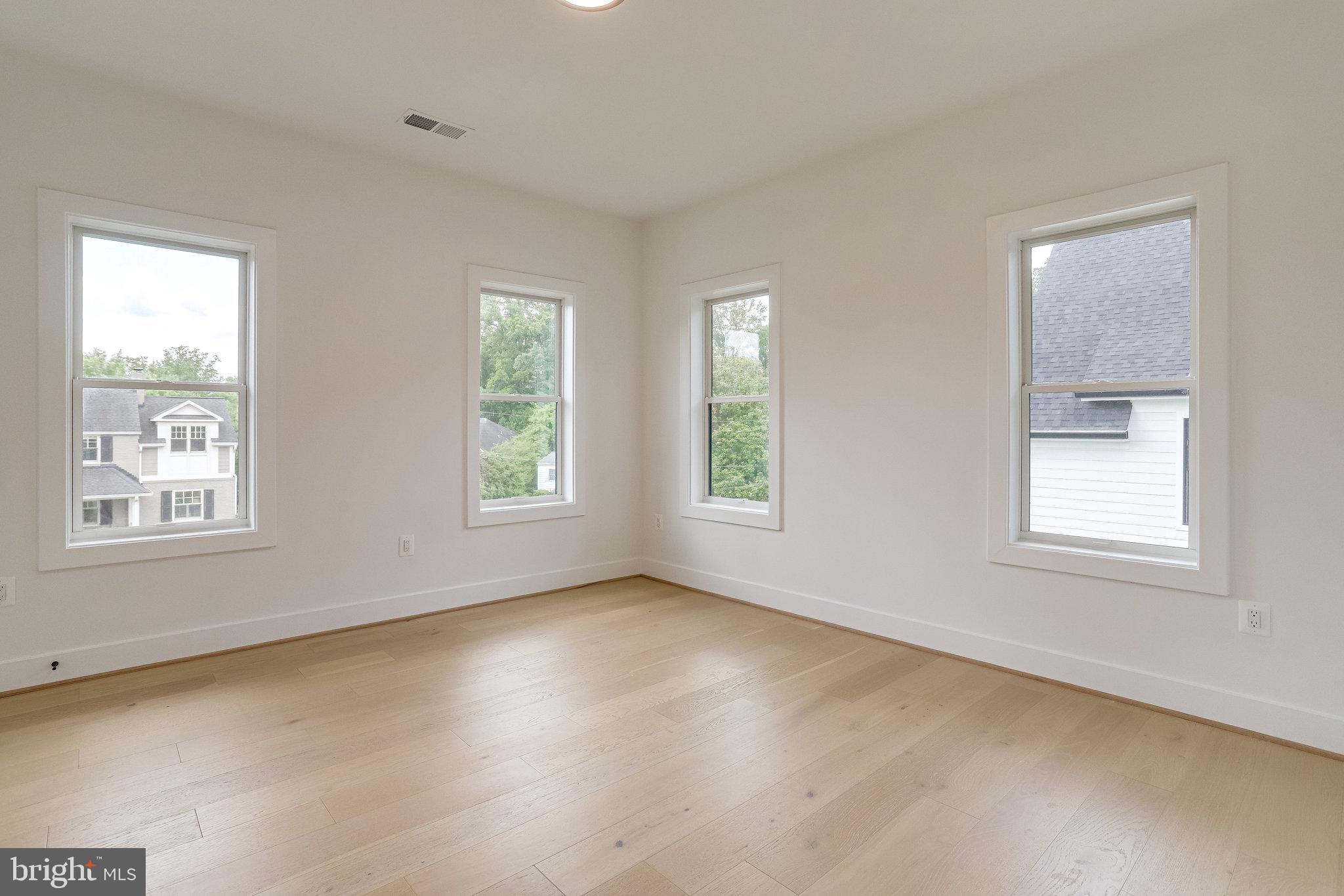 COUNTRY CLUB MANOR - Residential