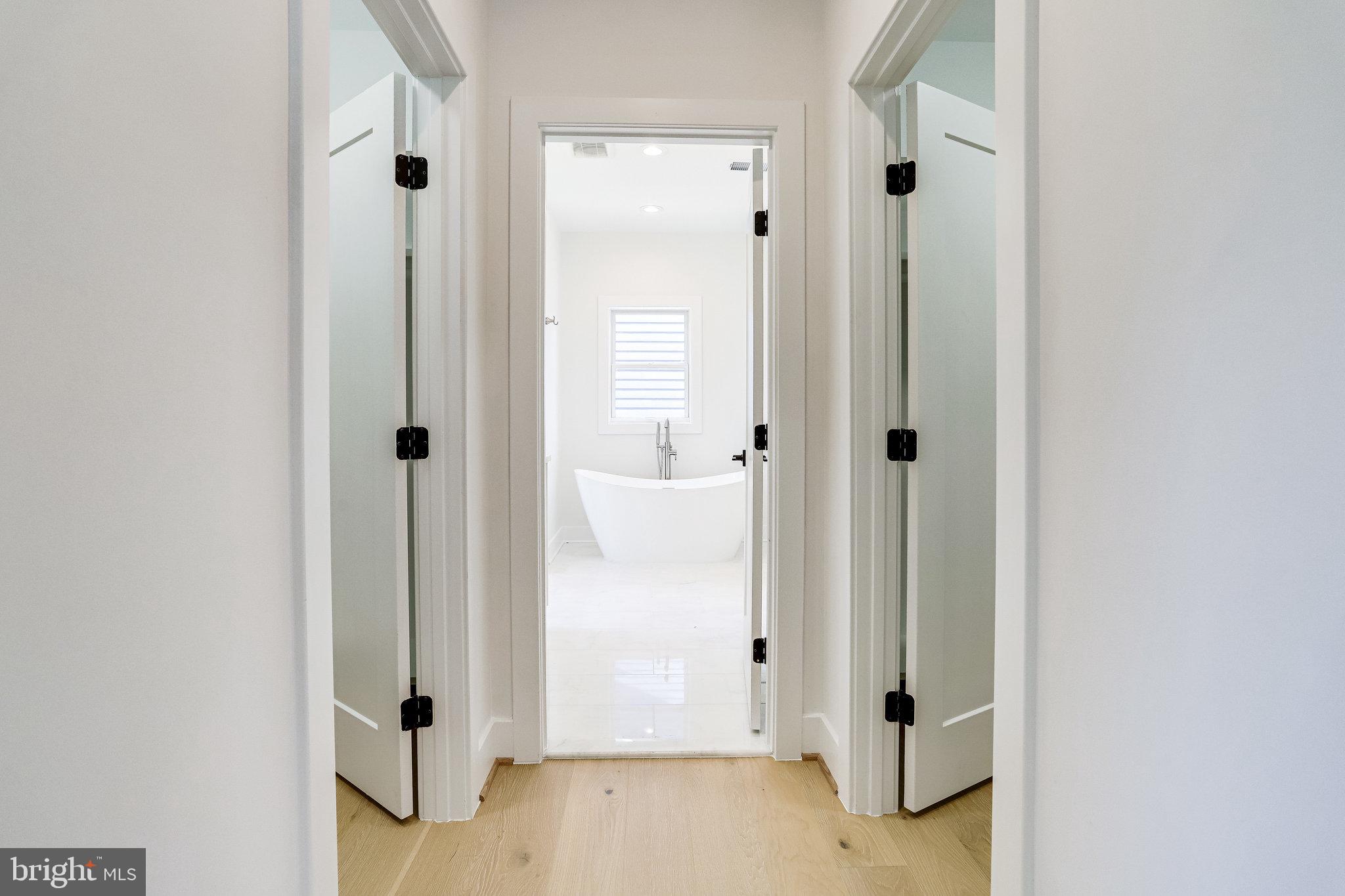 COUNTRY CLUB MANOR - Residential