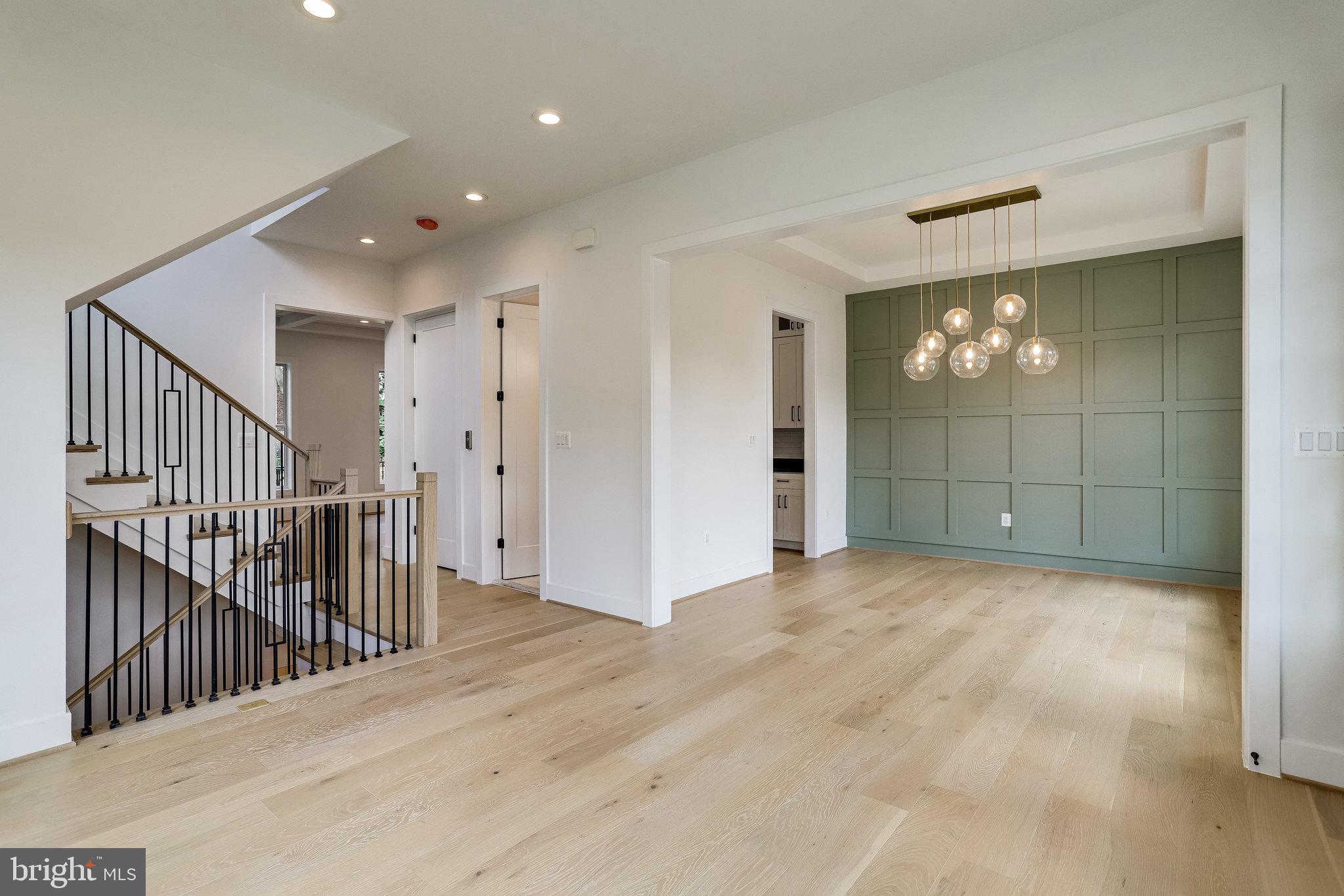 COUNTRY CLUB MANOR - Residential