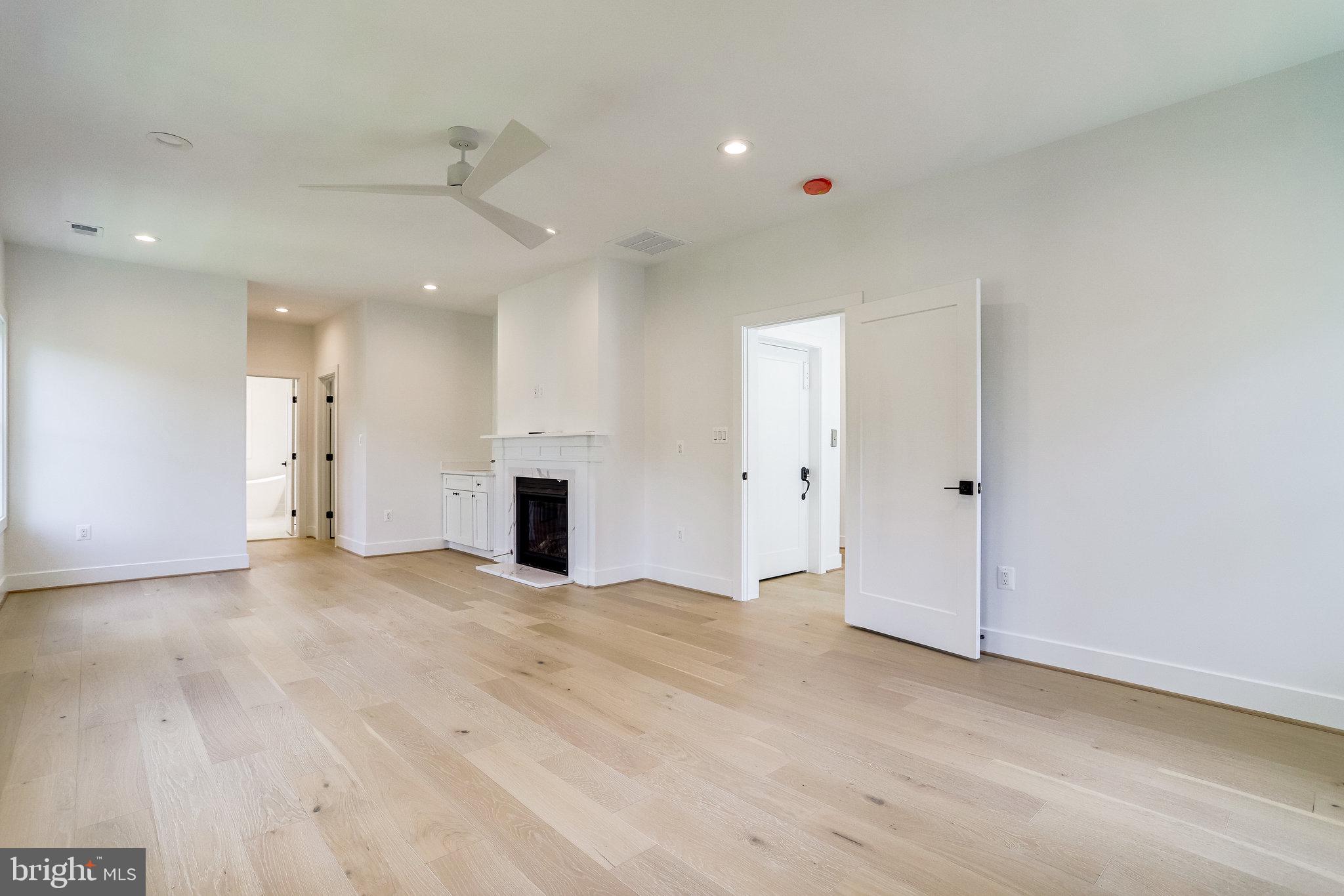 COUNTRY CLUB MANOR - Residential