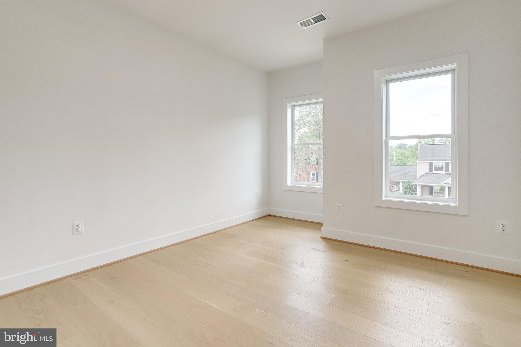 COUNTRY CLUB MANOR - Residential