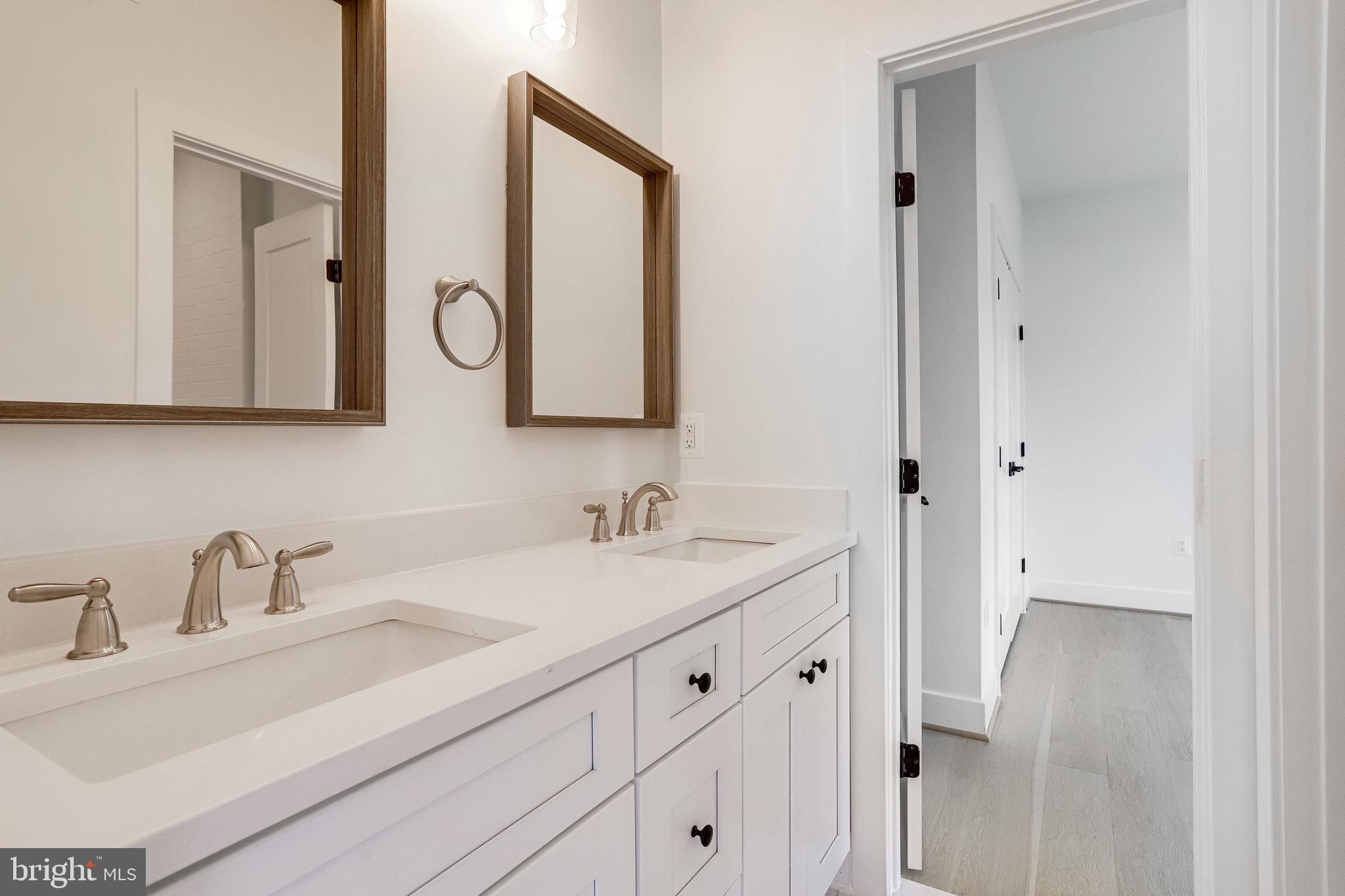 COUNTRY CLUB MANOR - Residential