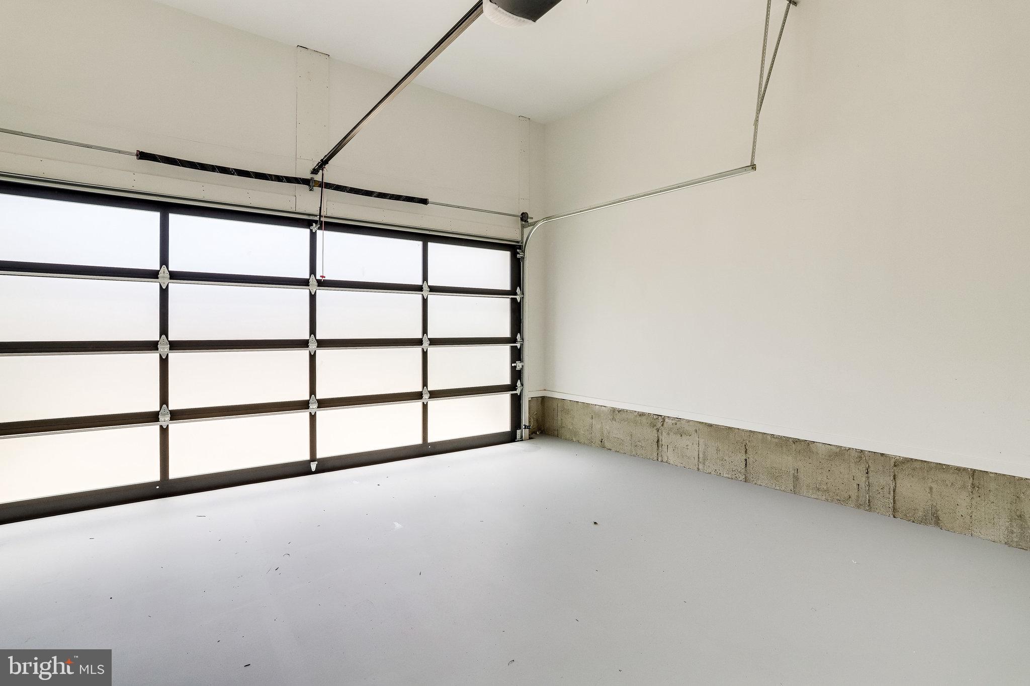 COUNTRY CLUB MANOR - Residential