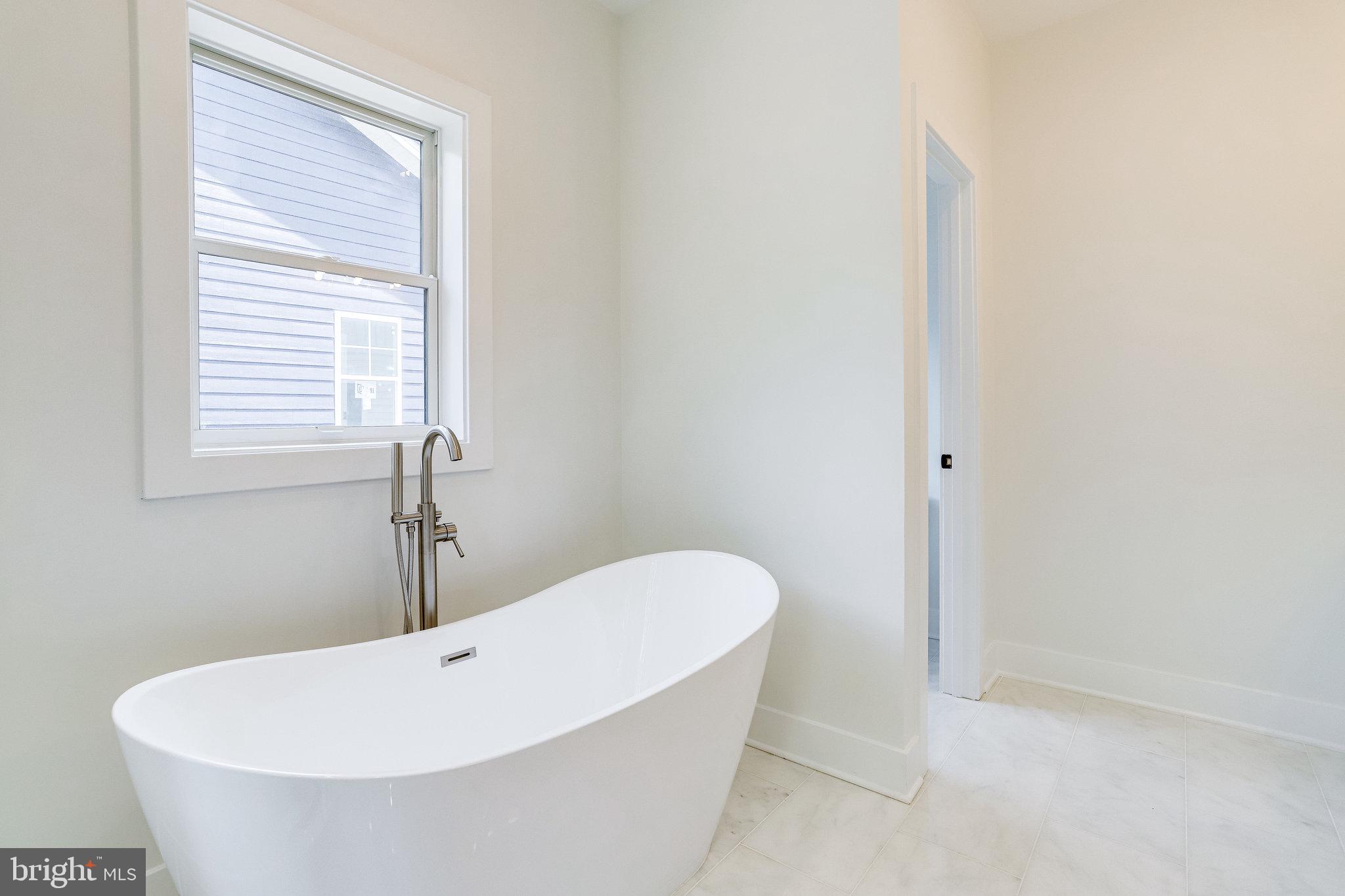 COUNTRY CLUB MANOR - Residential