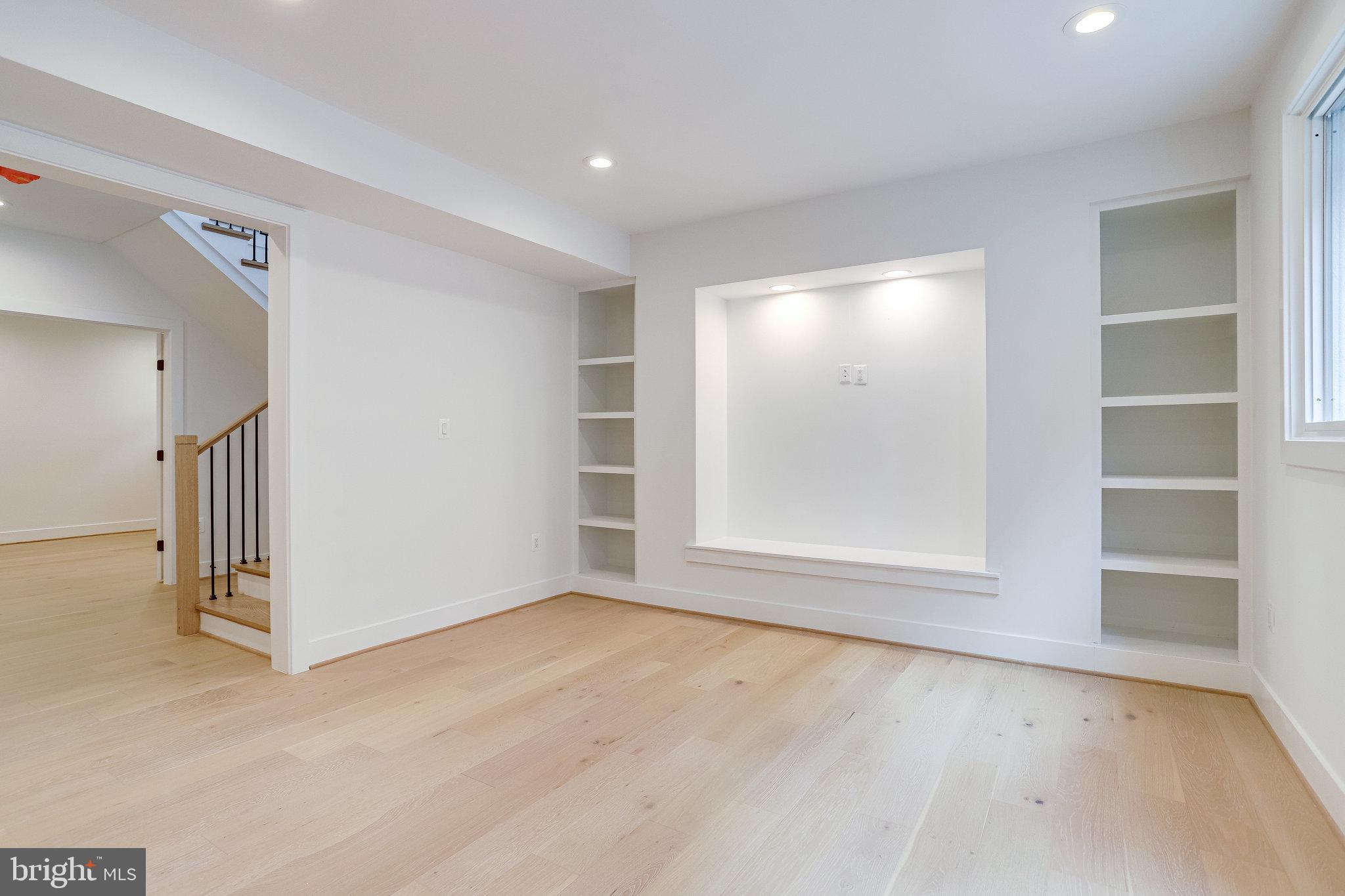 COUNTRY CLUB MANOR - Residential