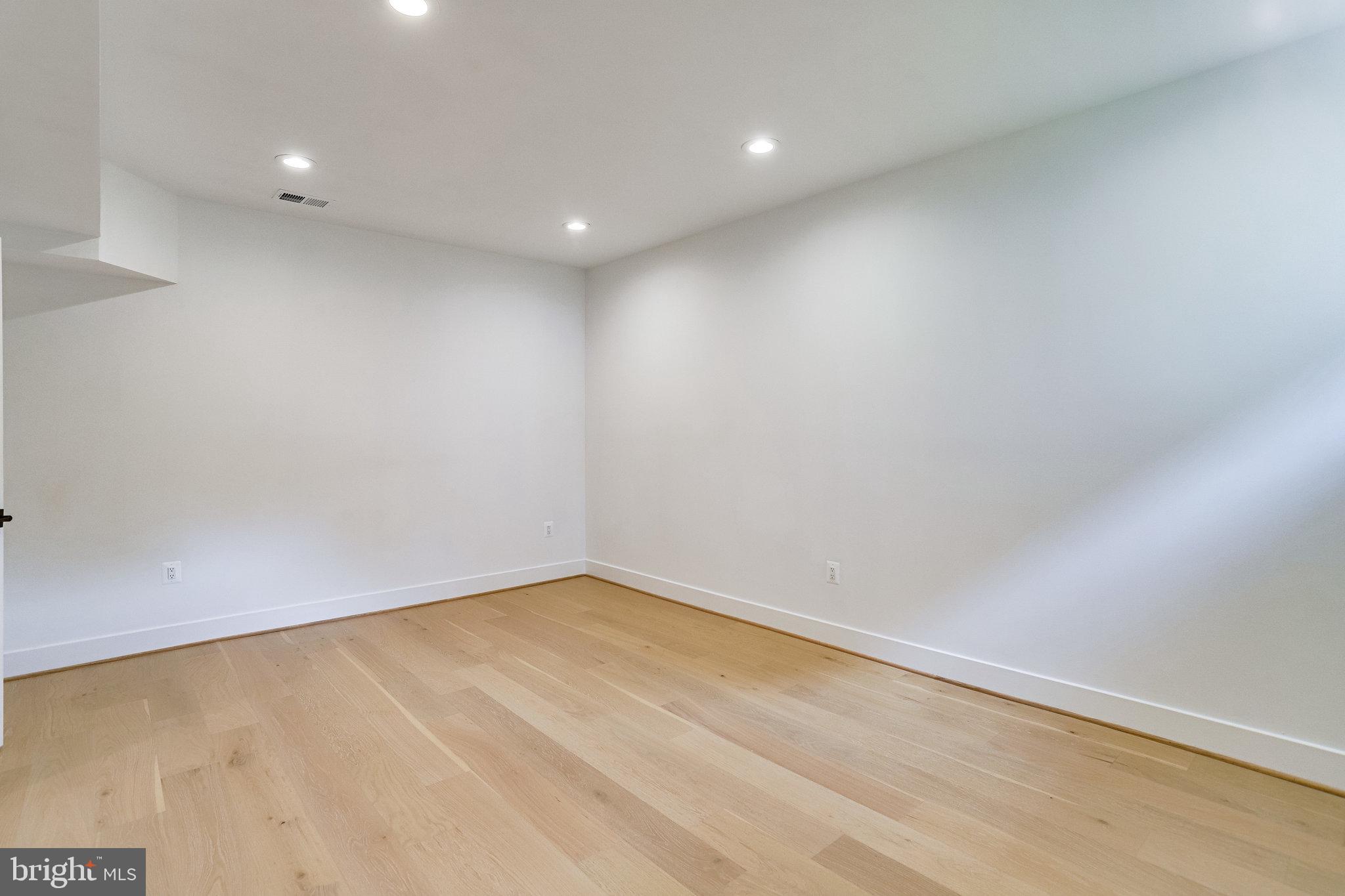 COUNTRY CLUB MANOR - Residential