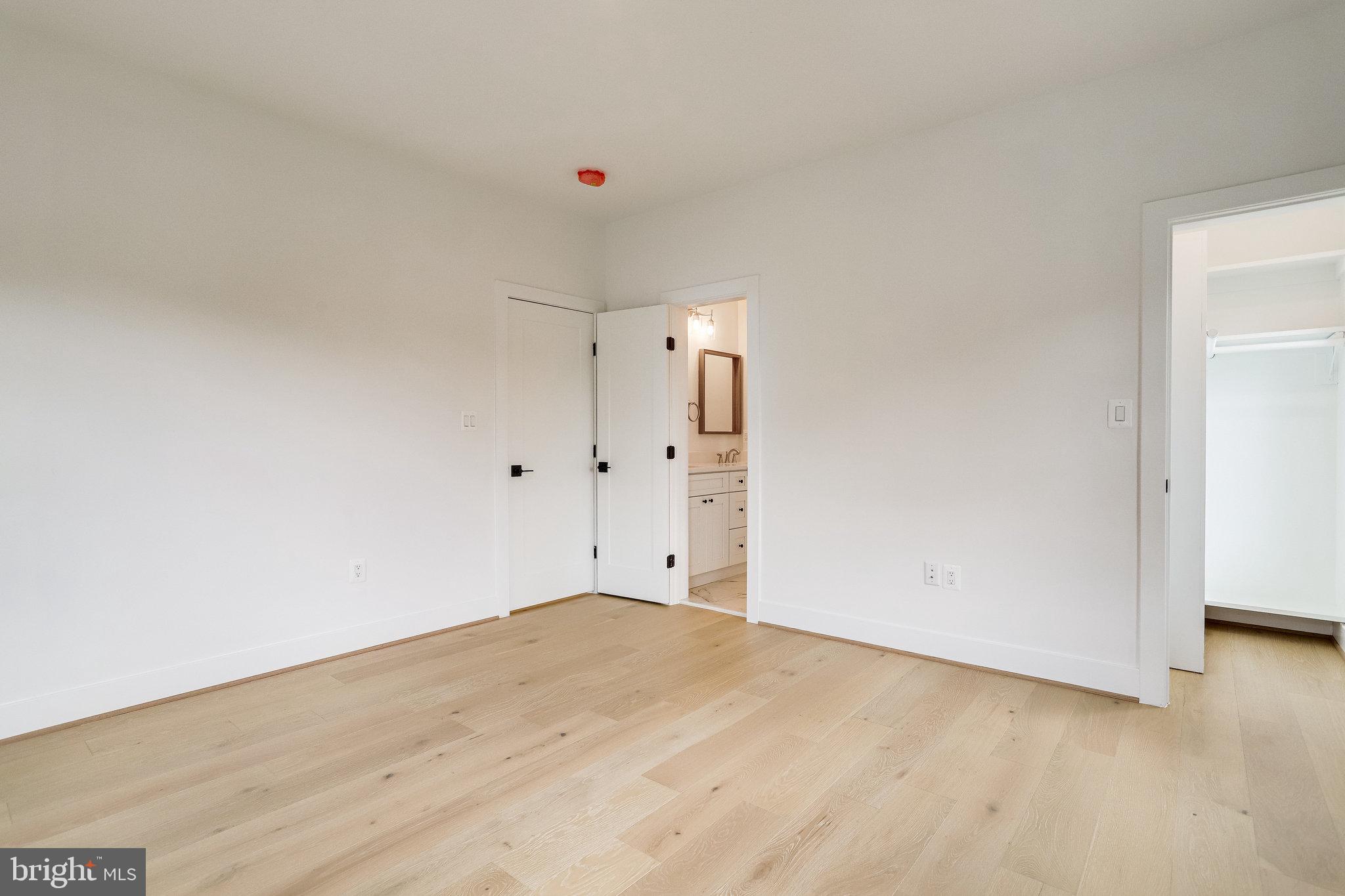 COUNTRY CLUB MANOR - Residential