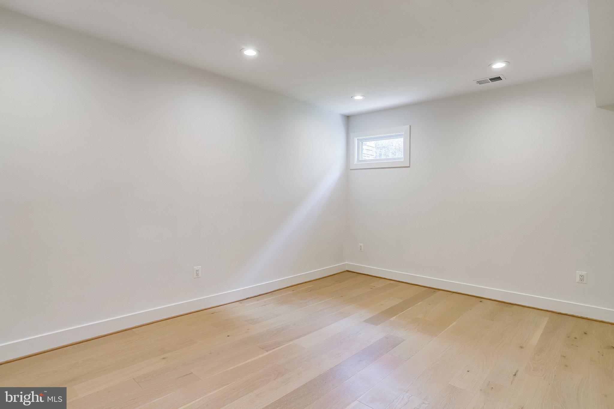 COUNTRY CLUB MANOR - Residential