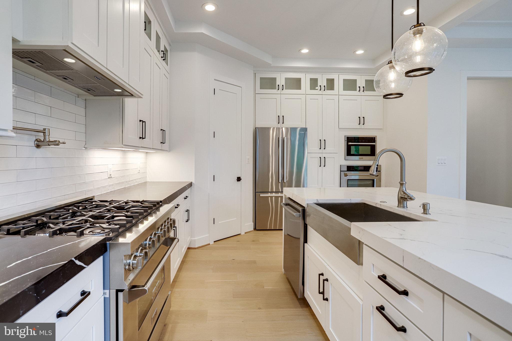 COUNTRY CLUB MANOR - Residential