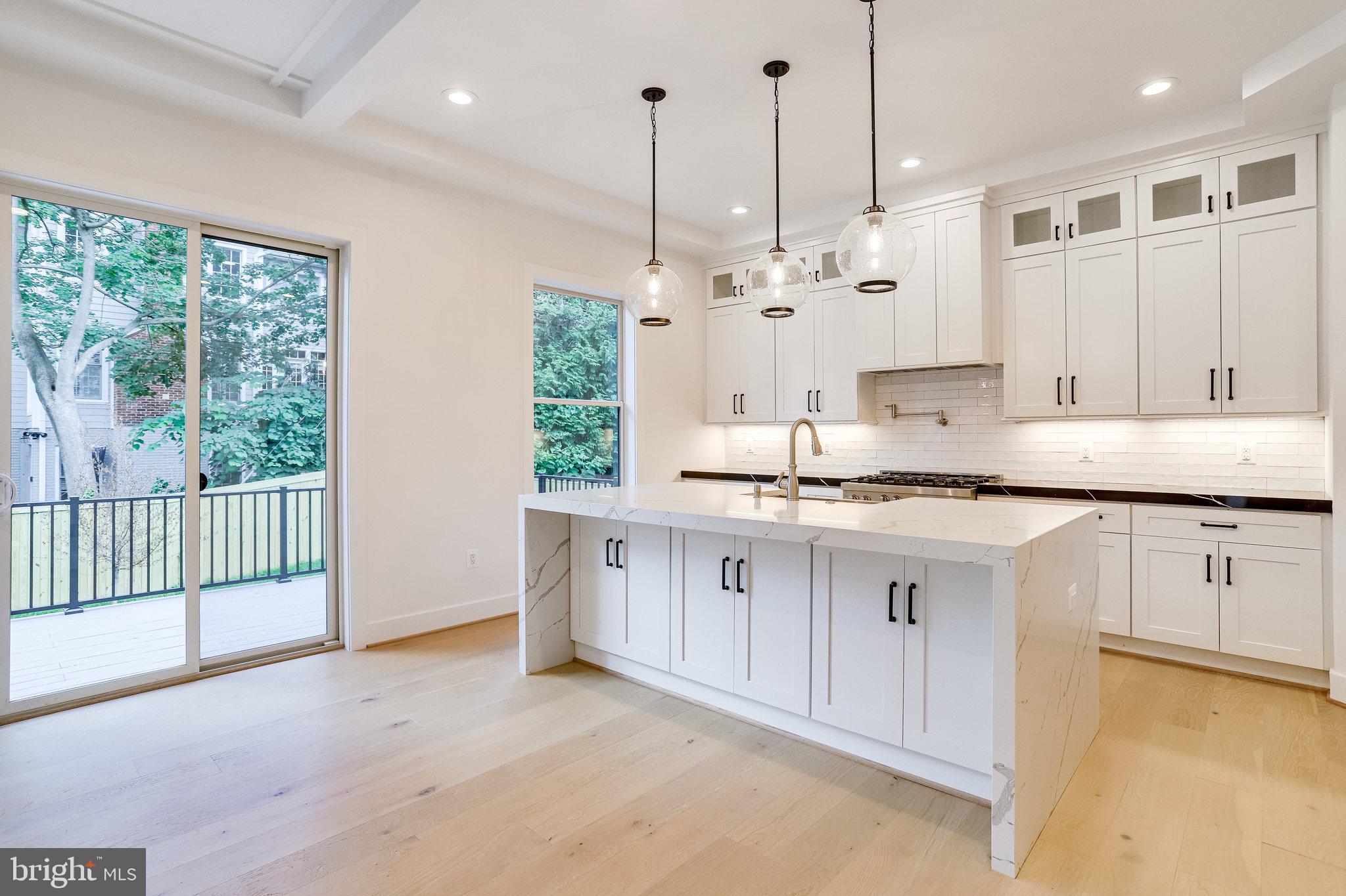 COUNTRY CLUB MANOR - Residential