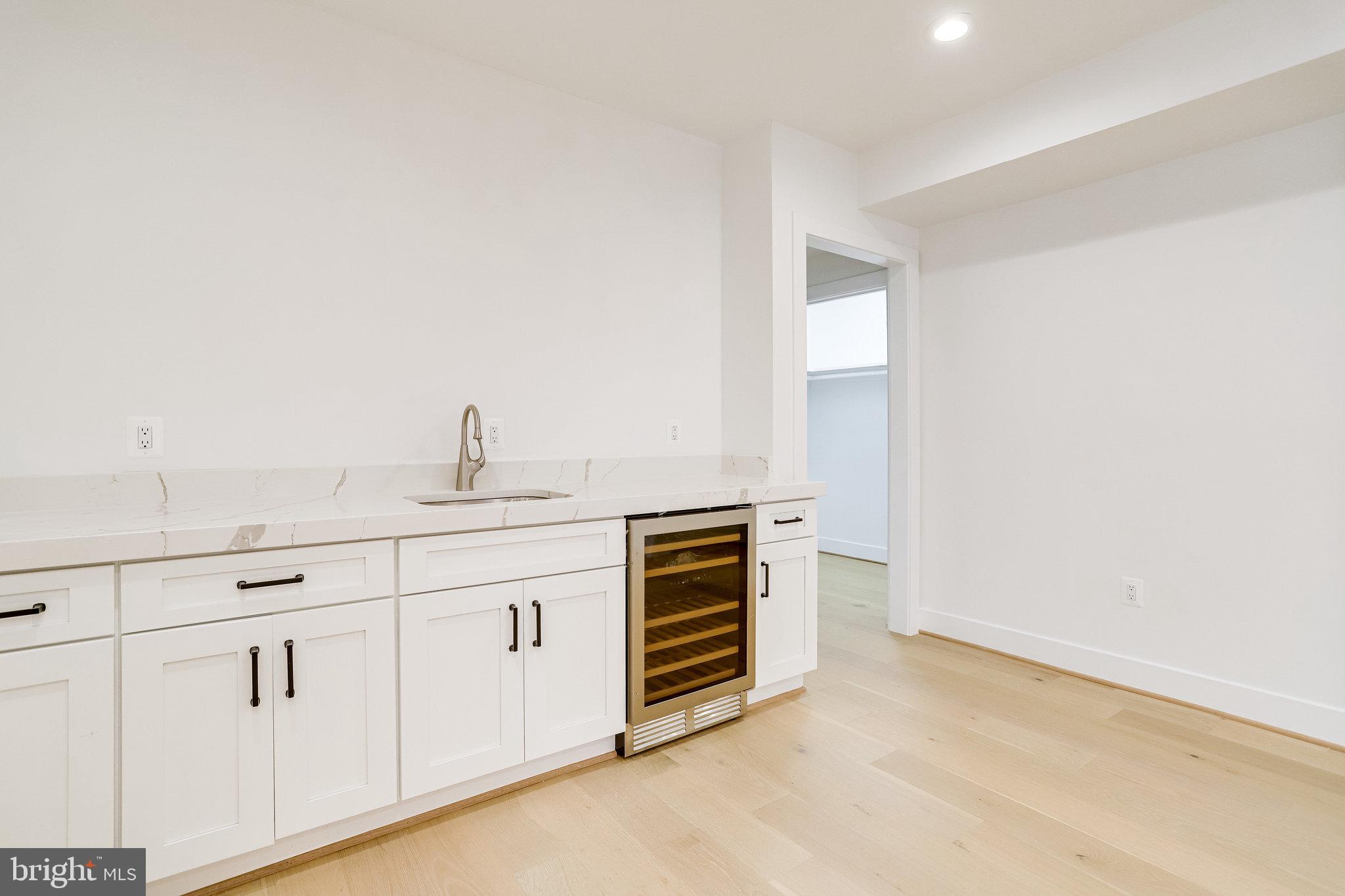 COUNTRY CLUB MANOR - Residential