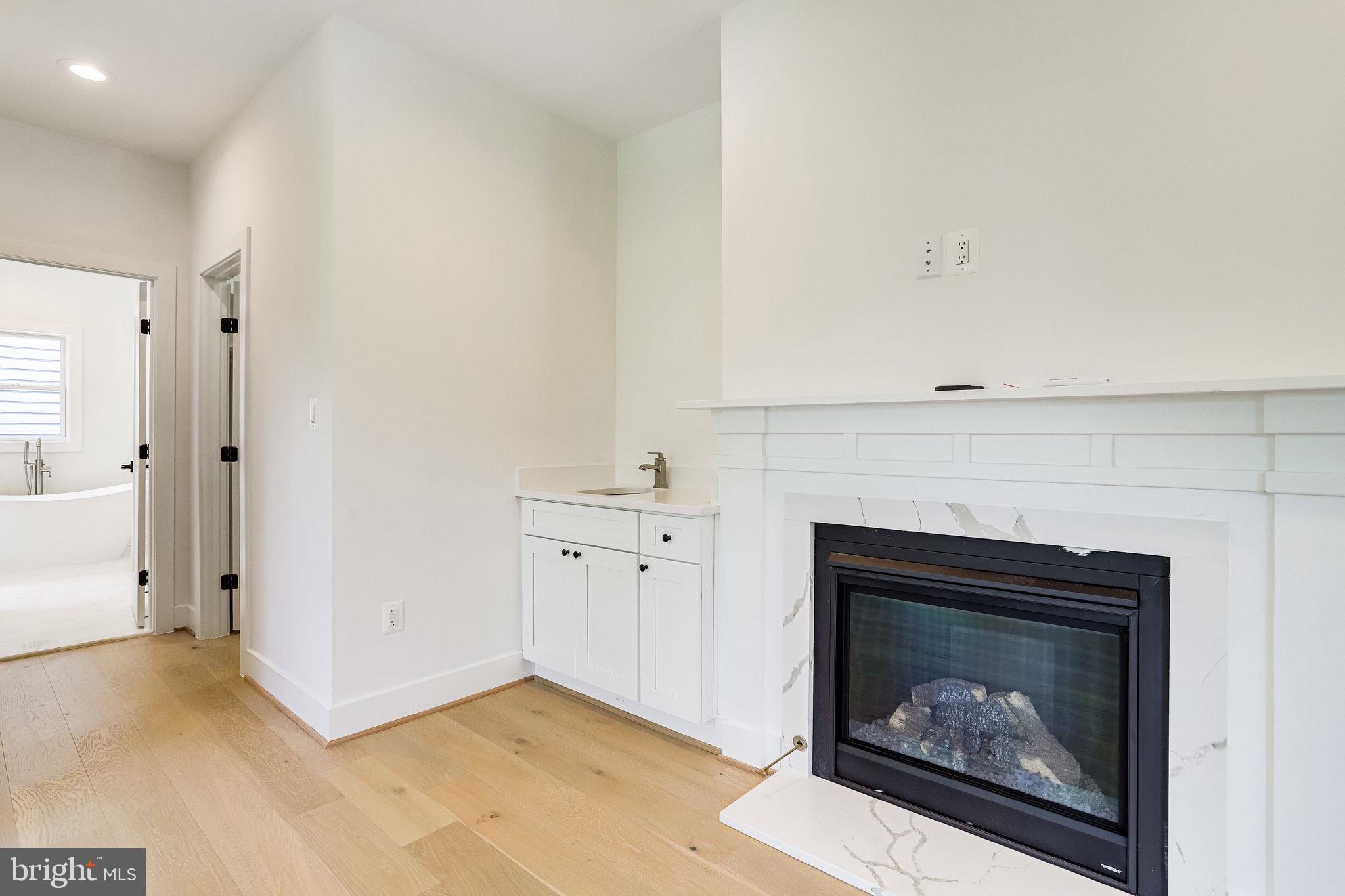 COUNTRY CLUB MANOR - Residential