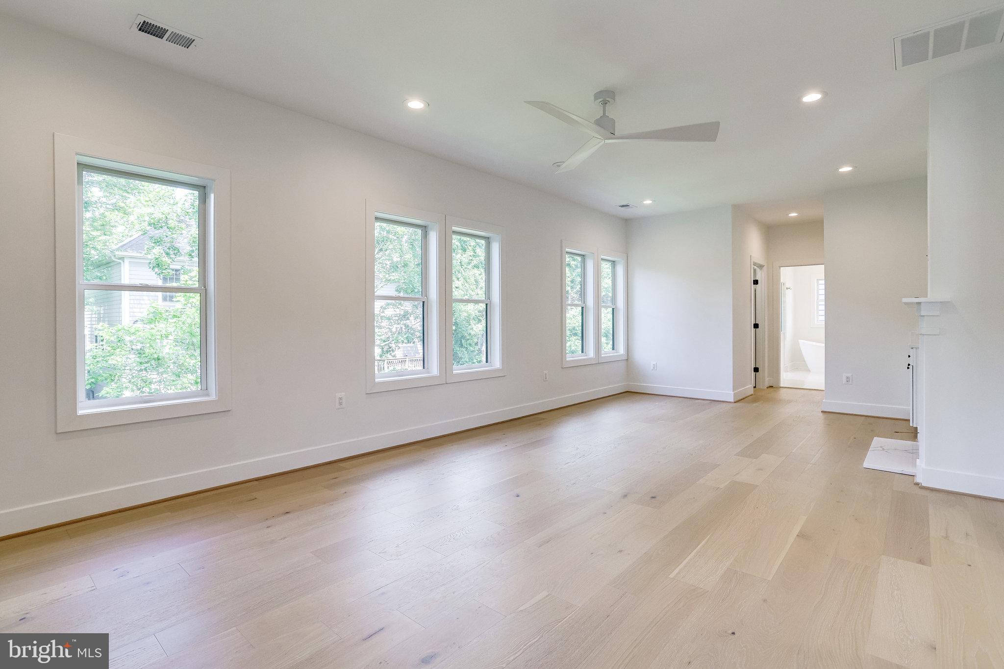 COUNTRY CLUB MANOR - Residential