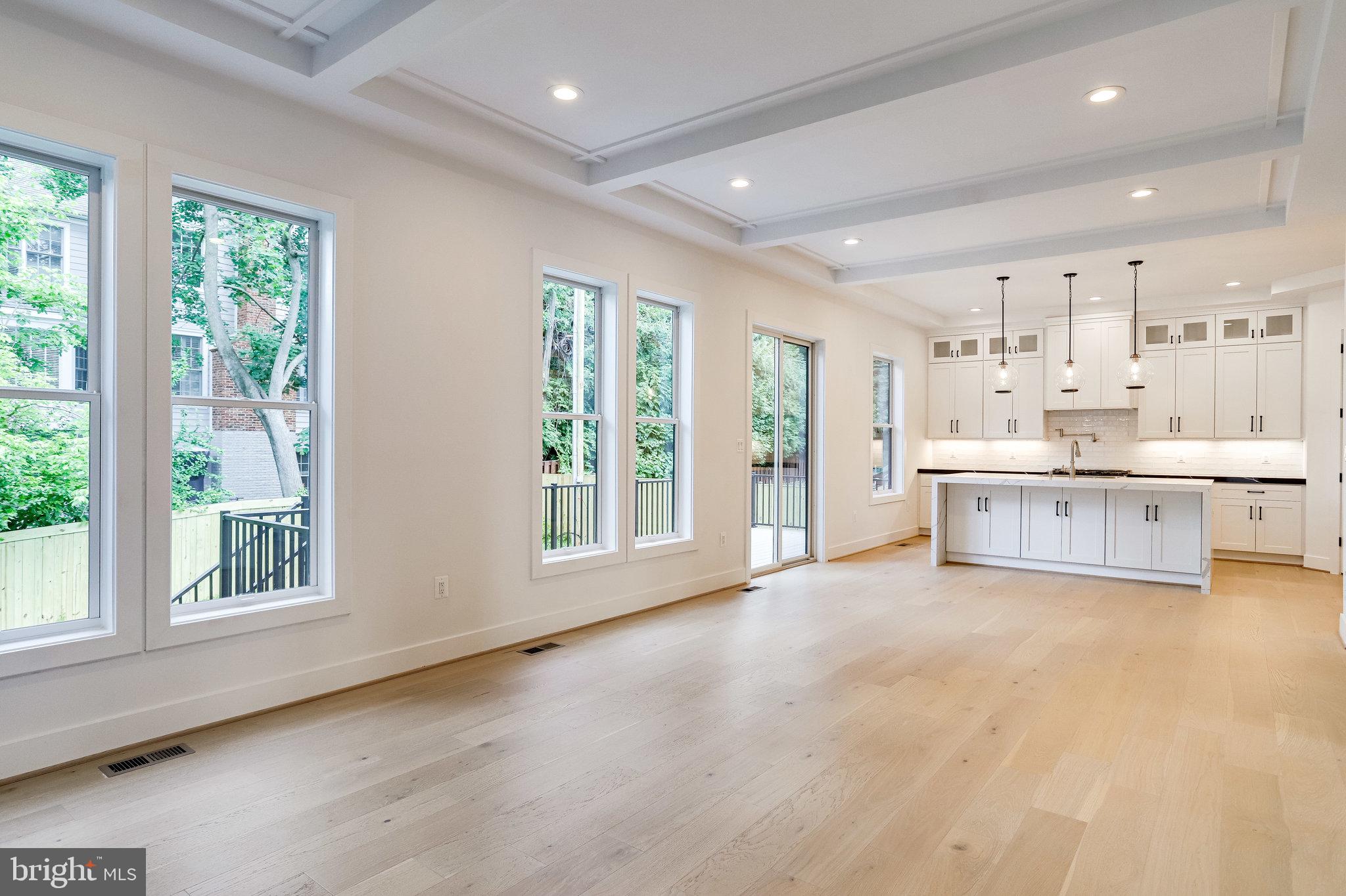 COUNTRY CLUB MANOR - Residential