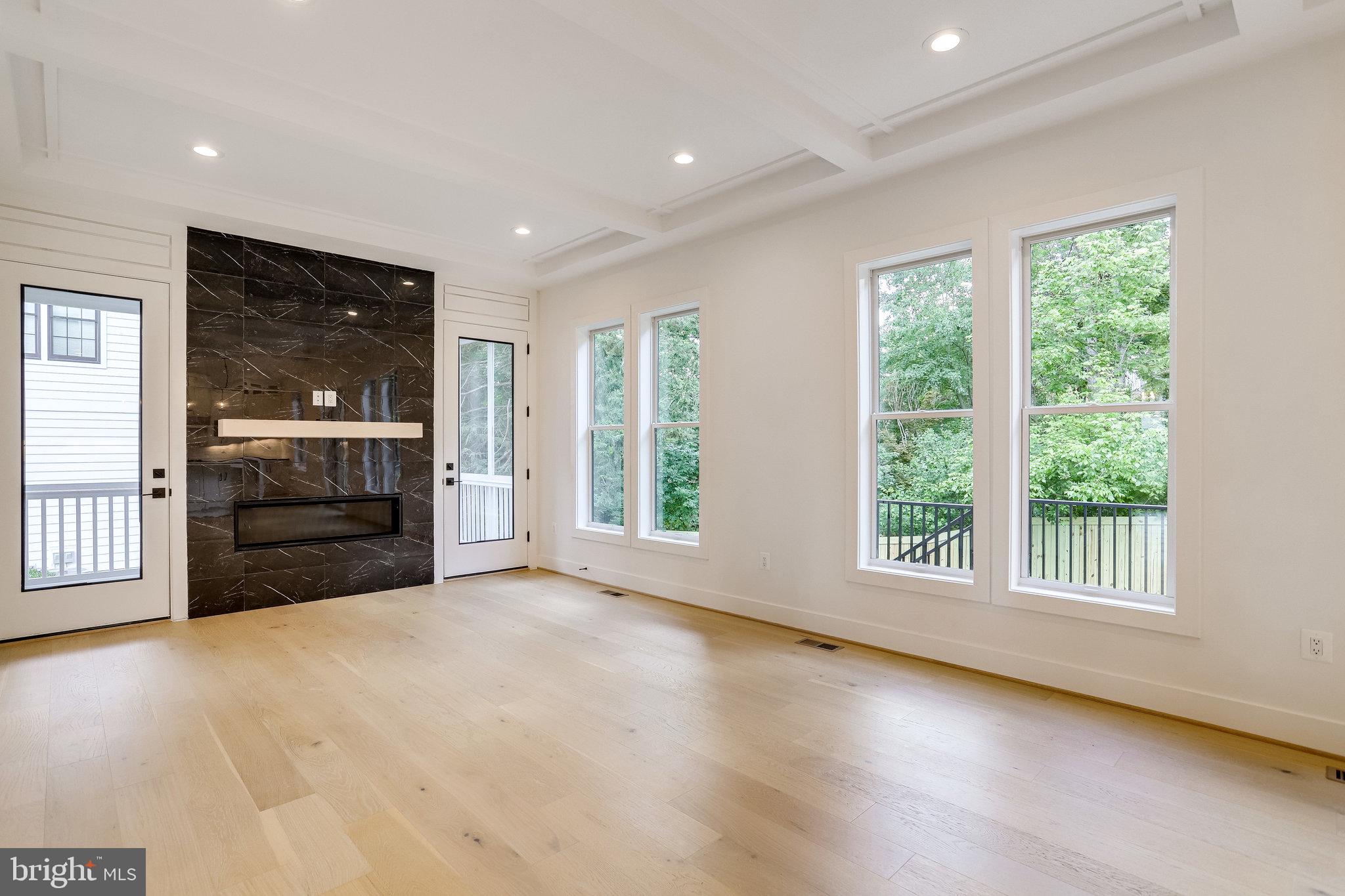 COUNTRY CLUB MANOR - Residential