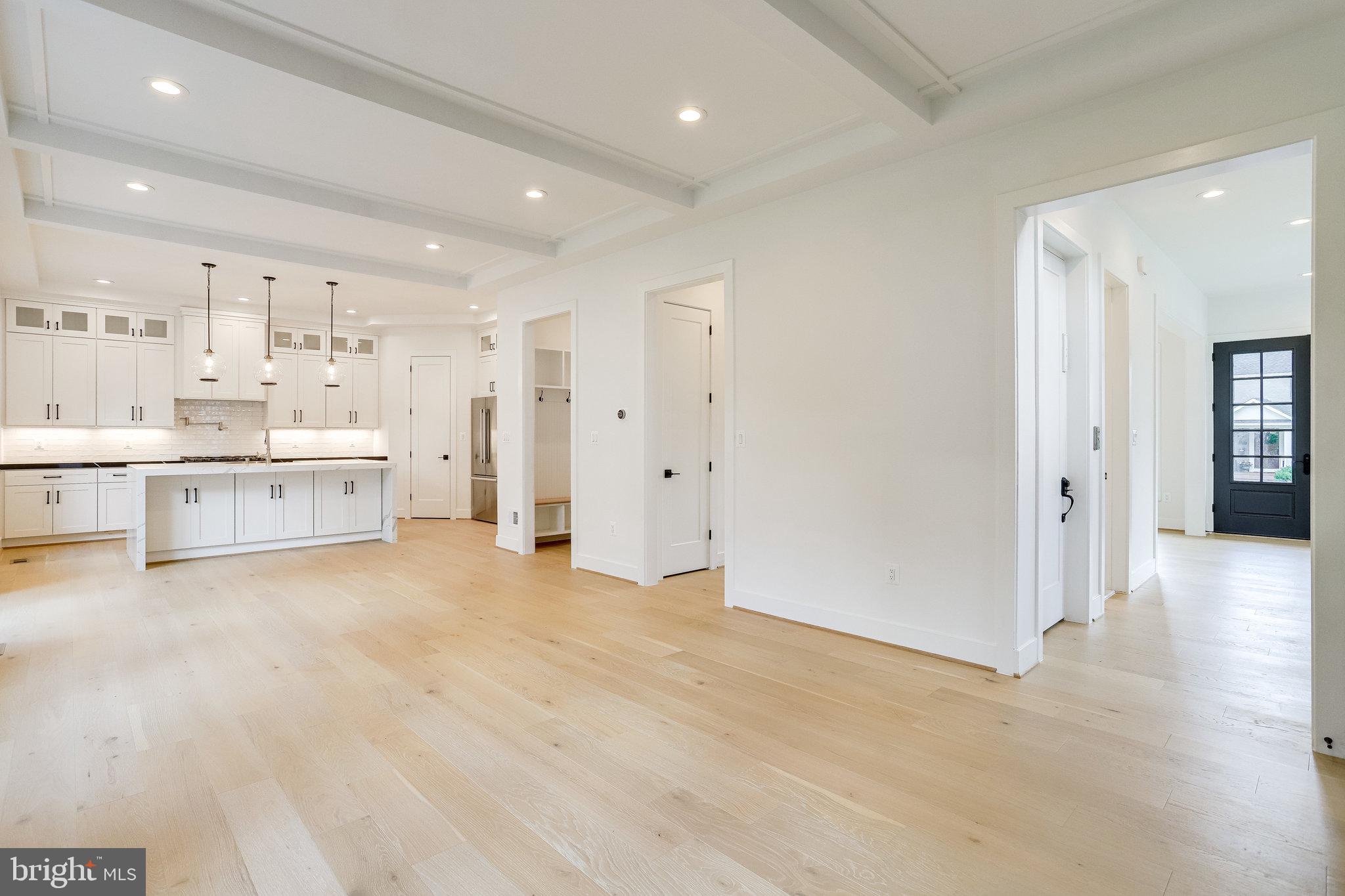 COUNTRY CLUB MANOR - Residential