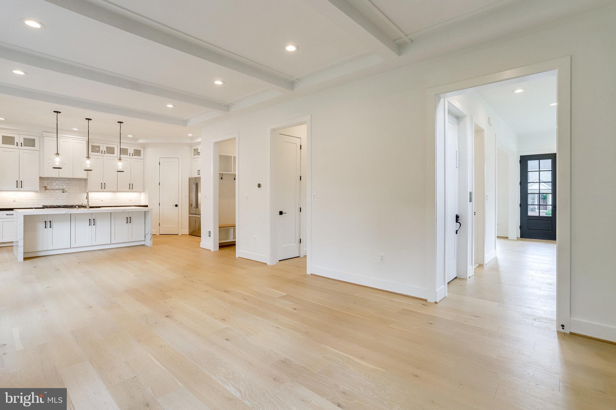 COUNTRY CLUB MANOR - Residential