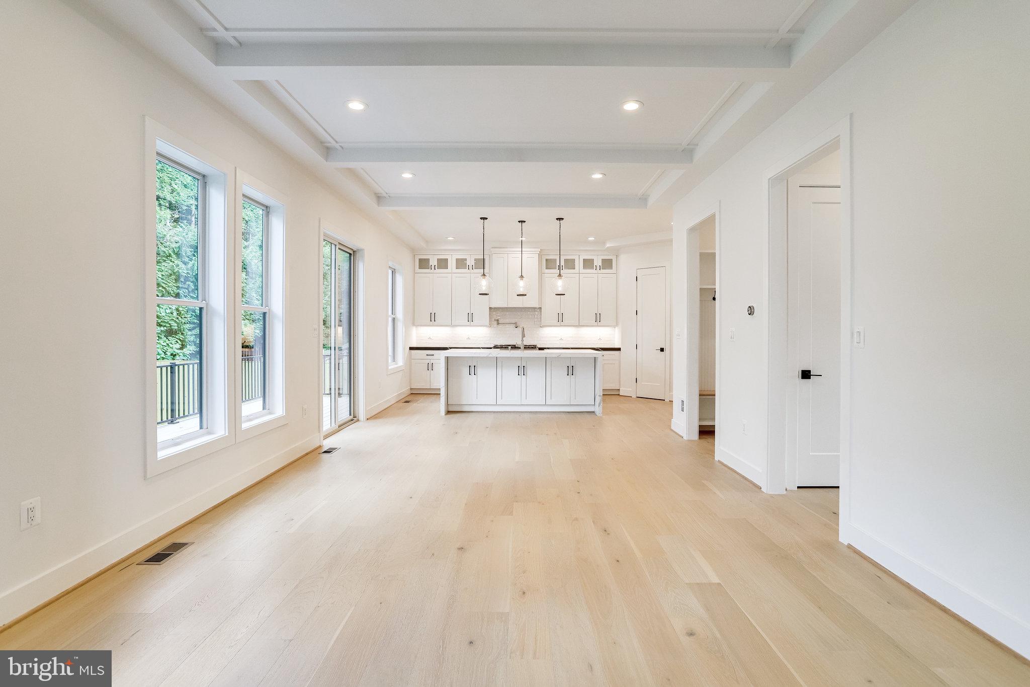 COUNTRY CLUB MANOR - Residential