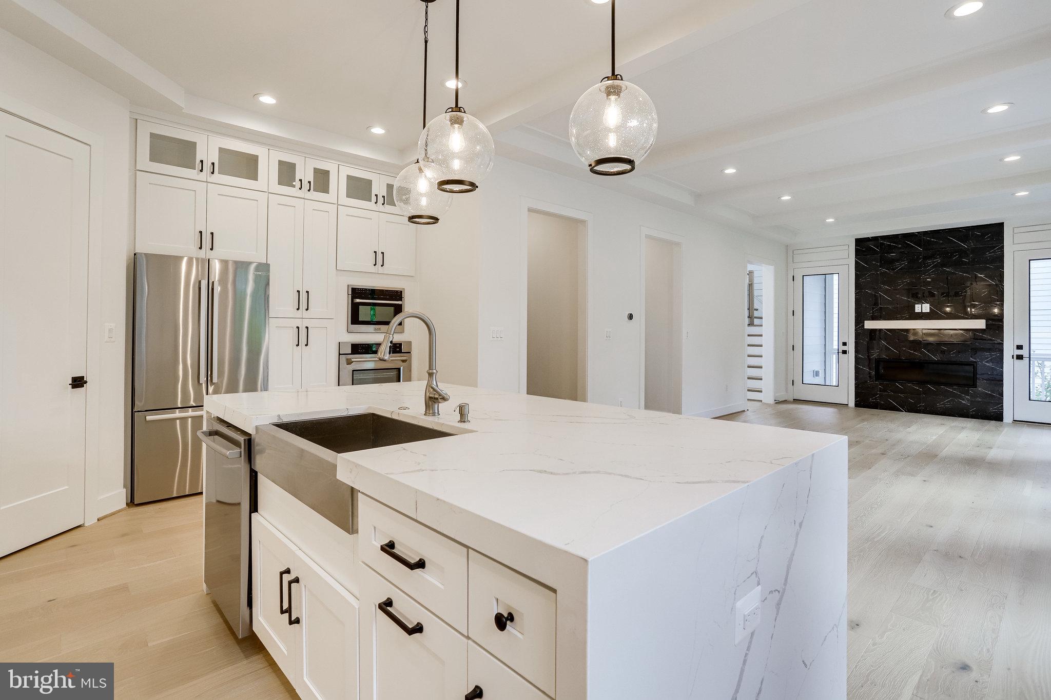 COUNTRY CLUB MANOR - Residential