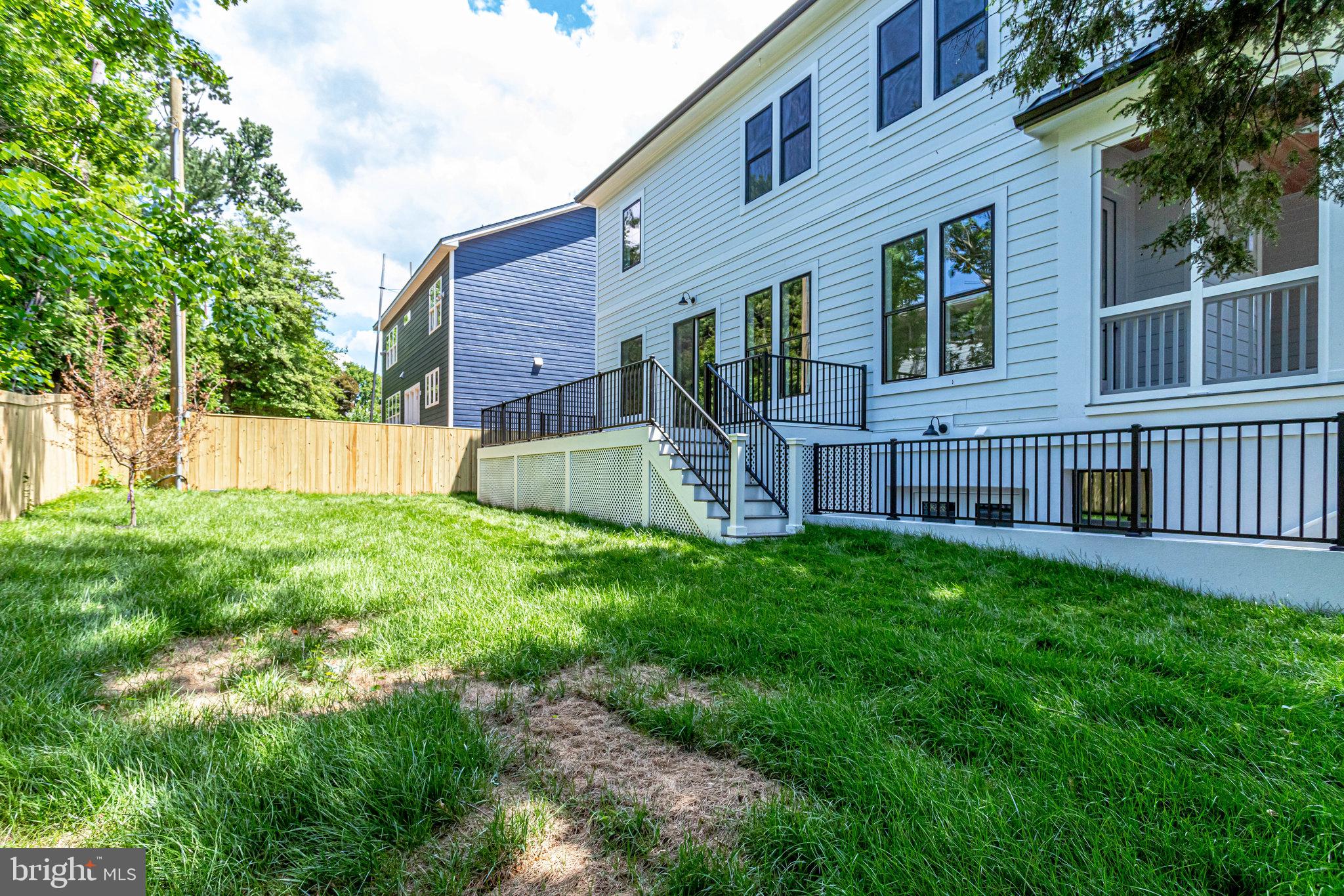 COUNTRY CLUB MANOR - Residential