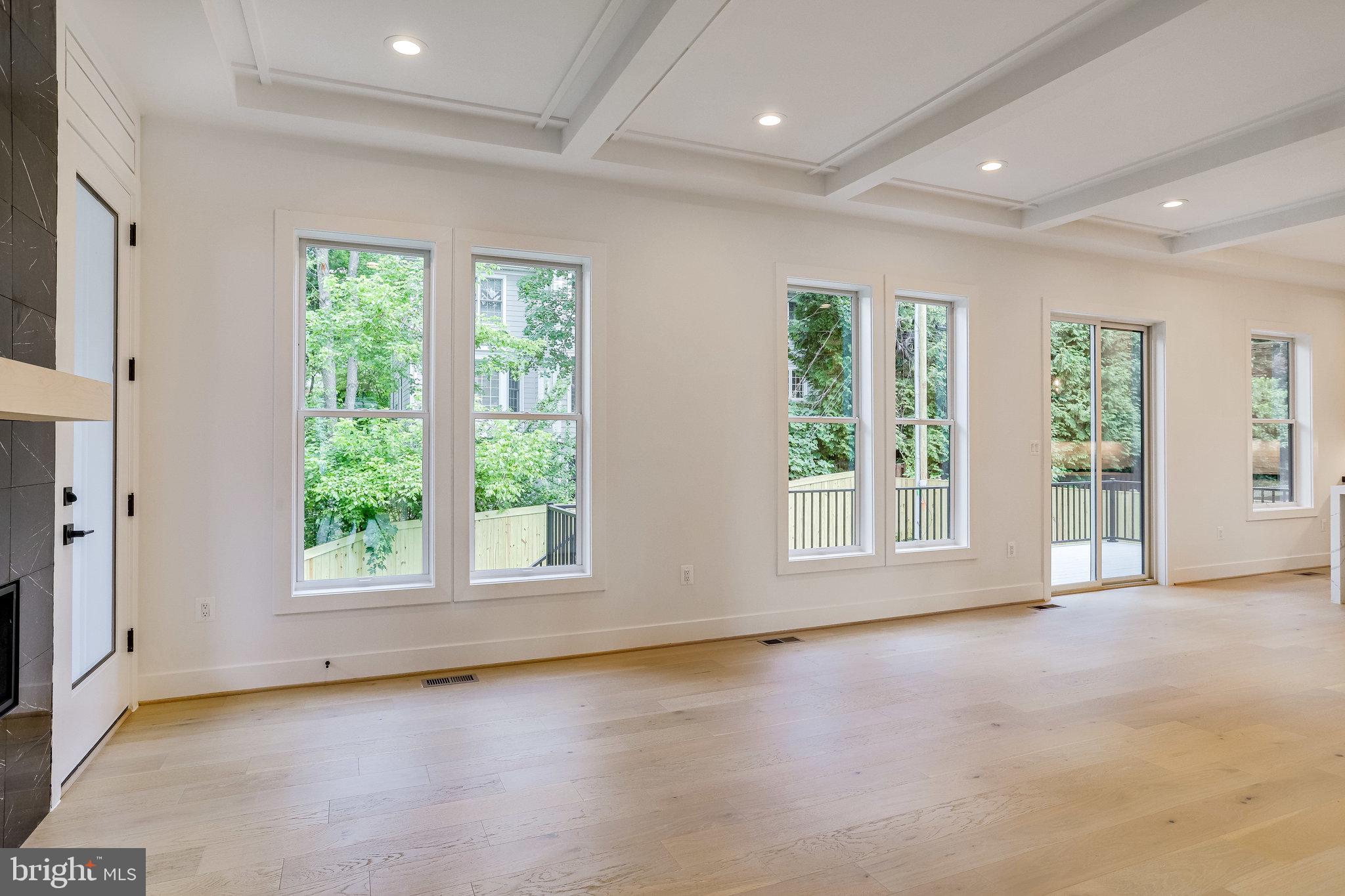 COUNTRY CLUB MANOR - Residential