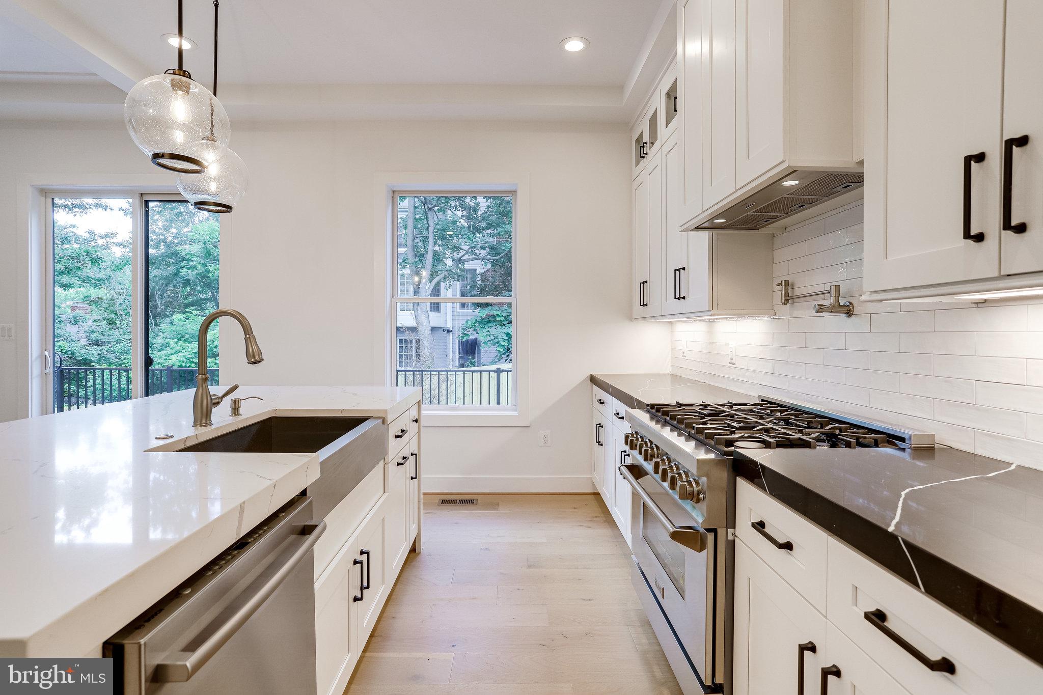 COUNTRY CLUB MANOR - Residential