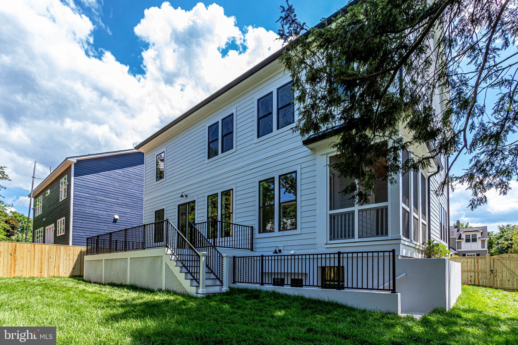 COUNTRY CLUB MANOR - Residential