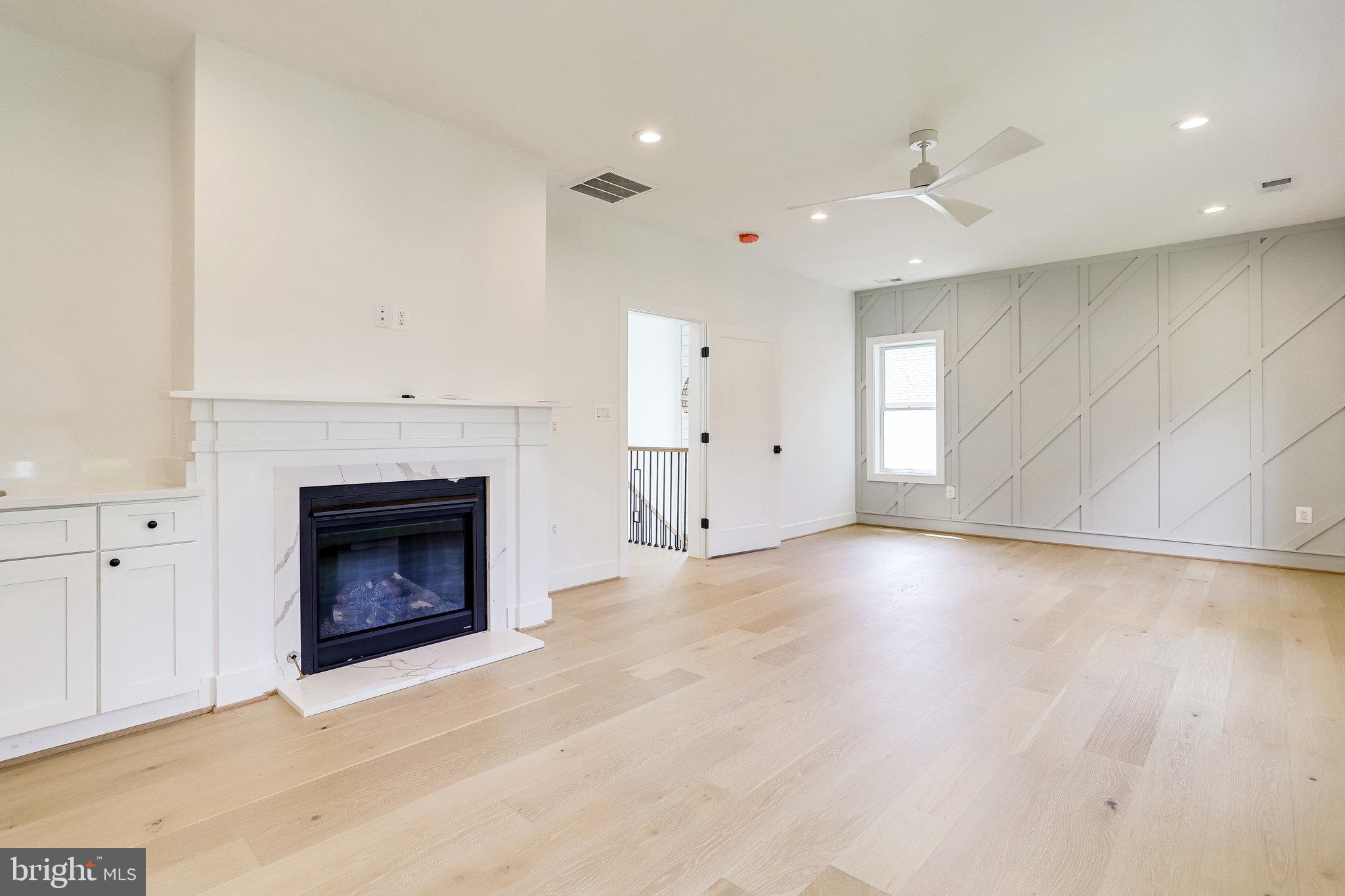 COUNTRY CLUB MANOR - Residential