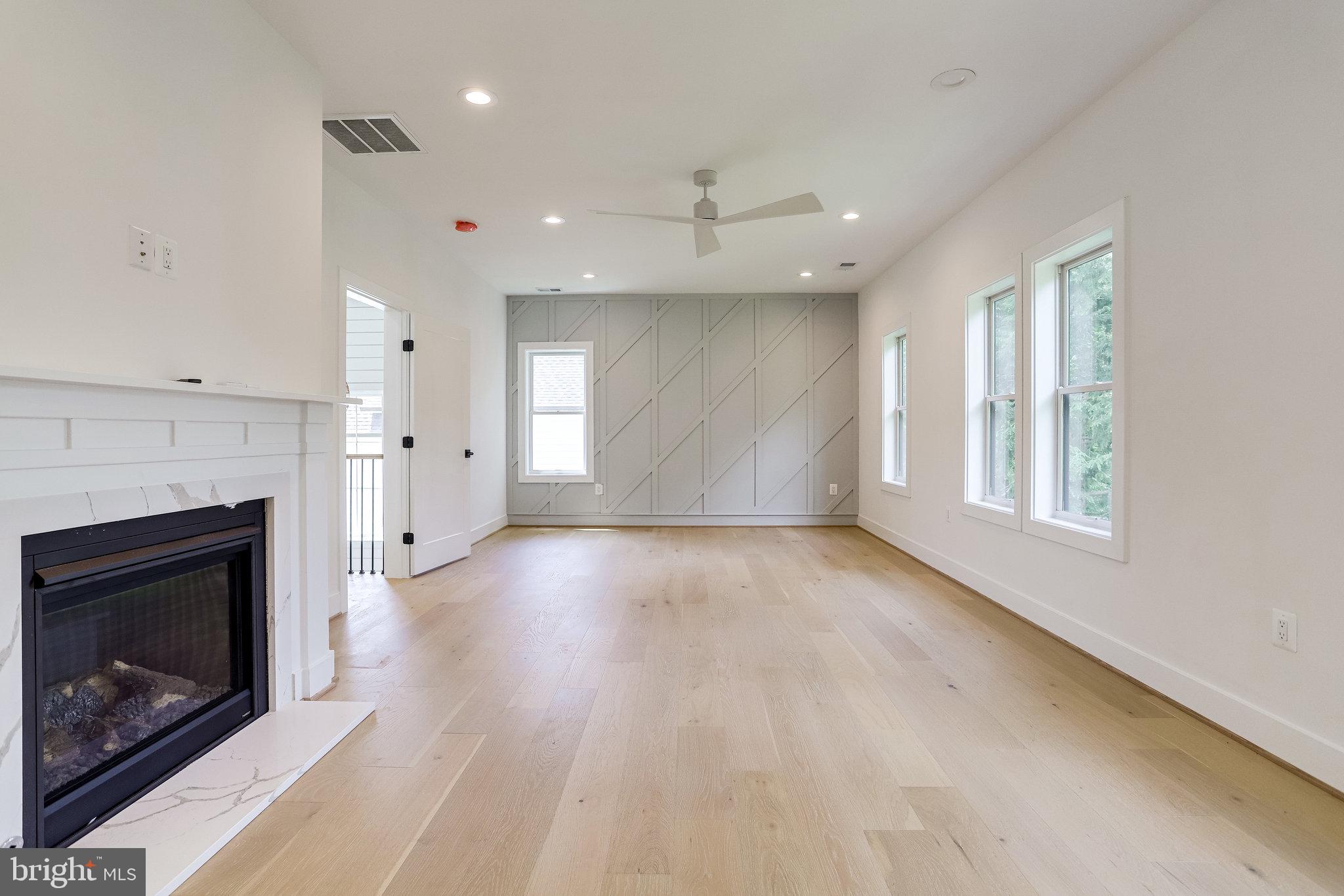 COUNTRY CLUB MANOR - Residential