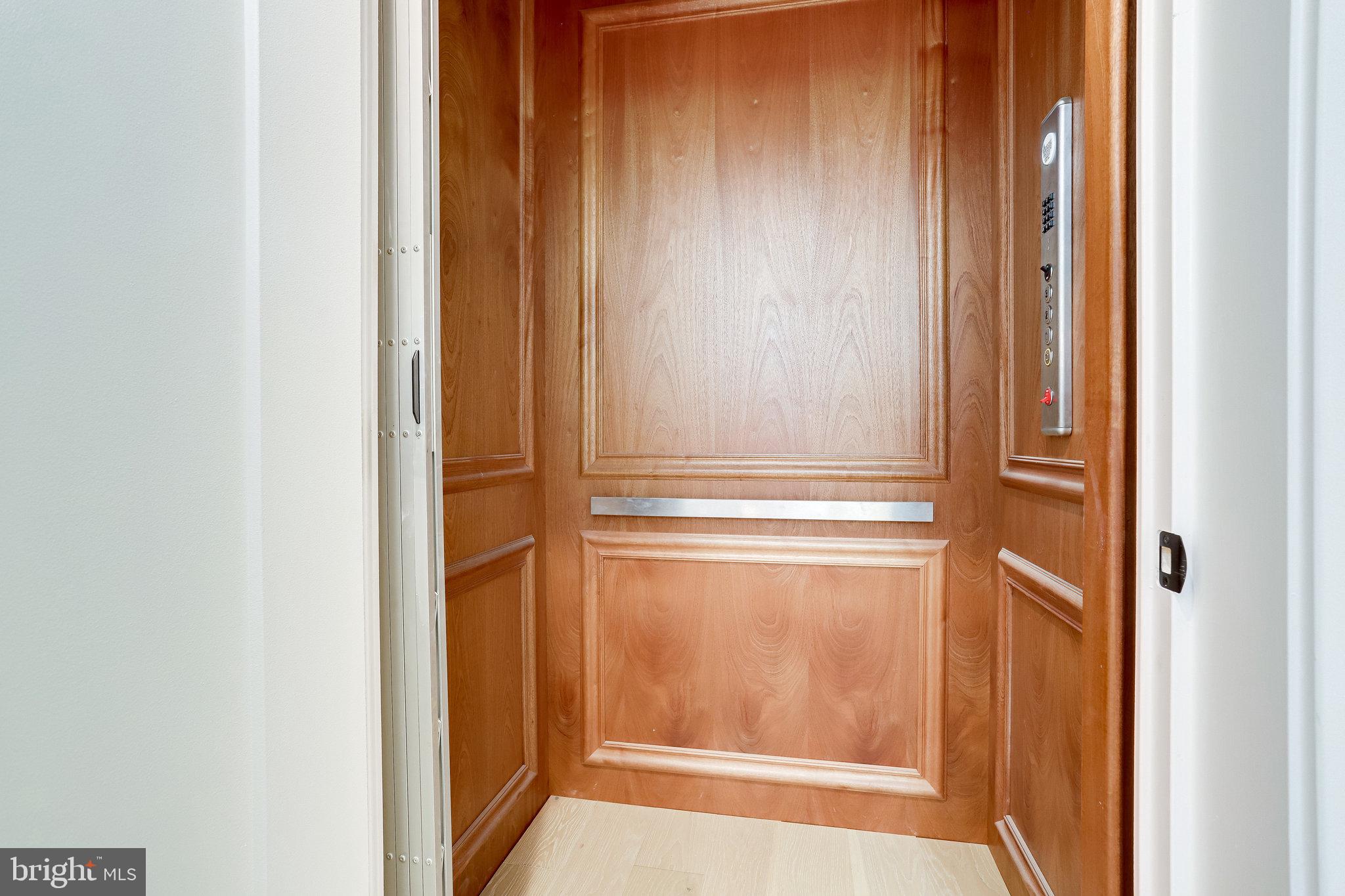 COUNTRY CLUB MANOR - Residential