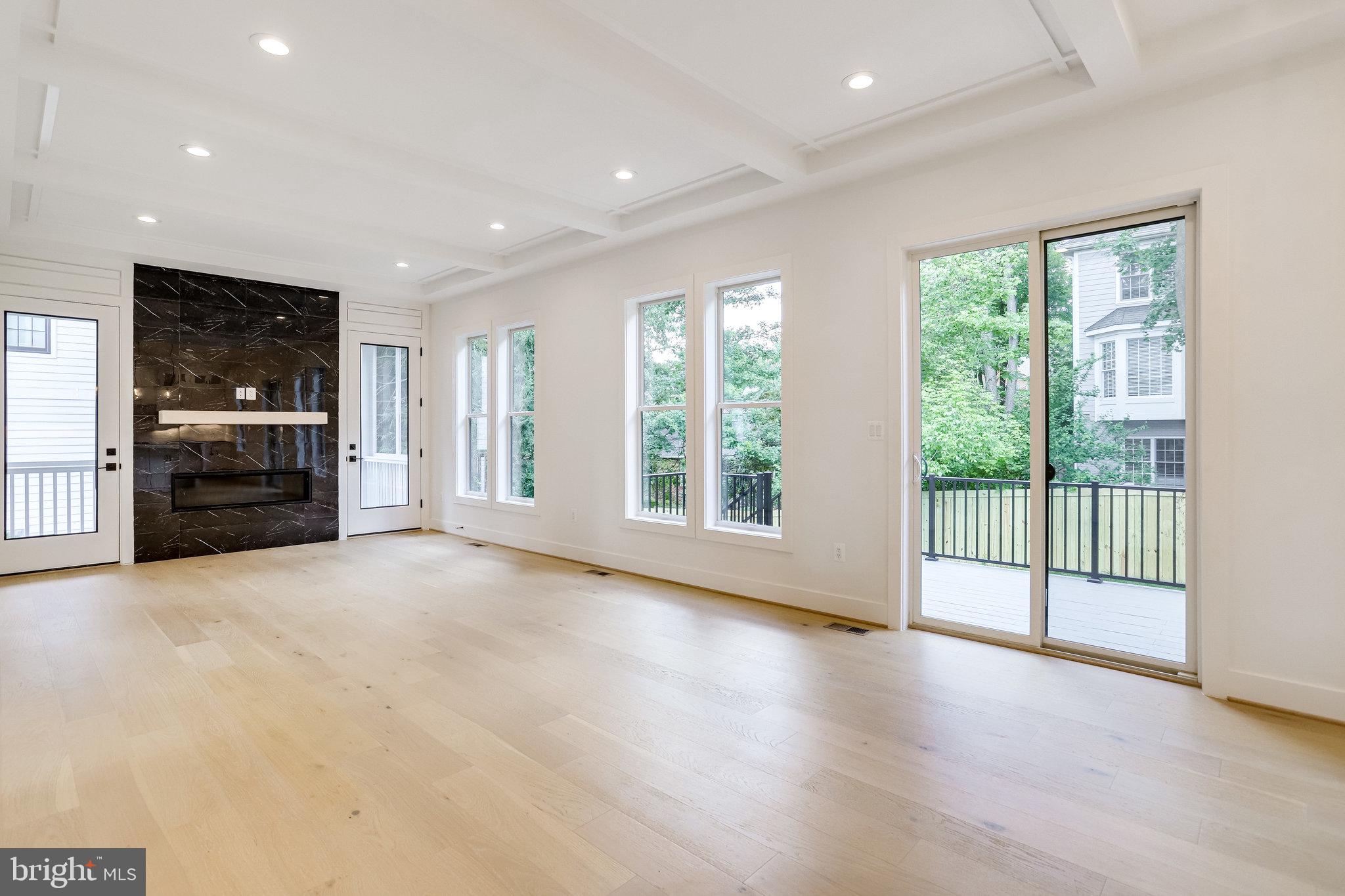 COUNTRY CLUB MANOR - Residential