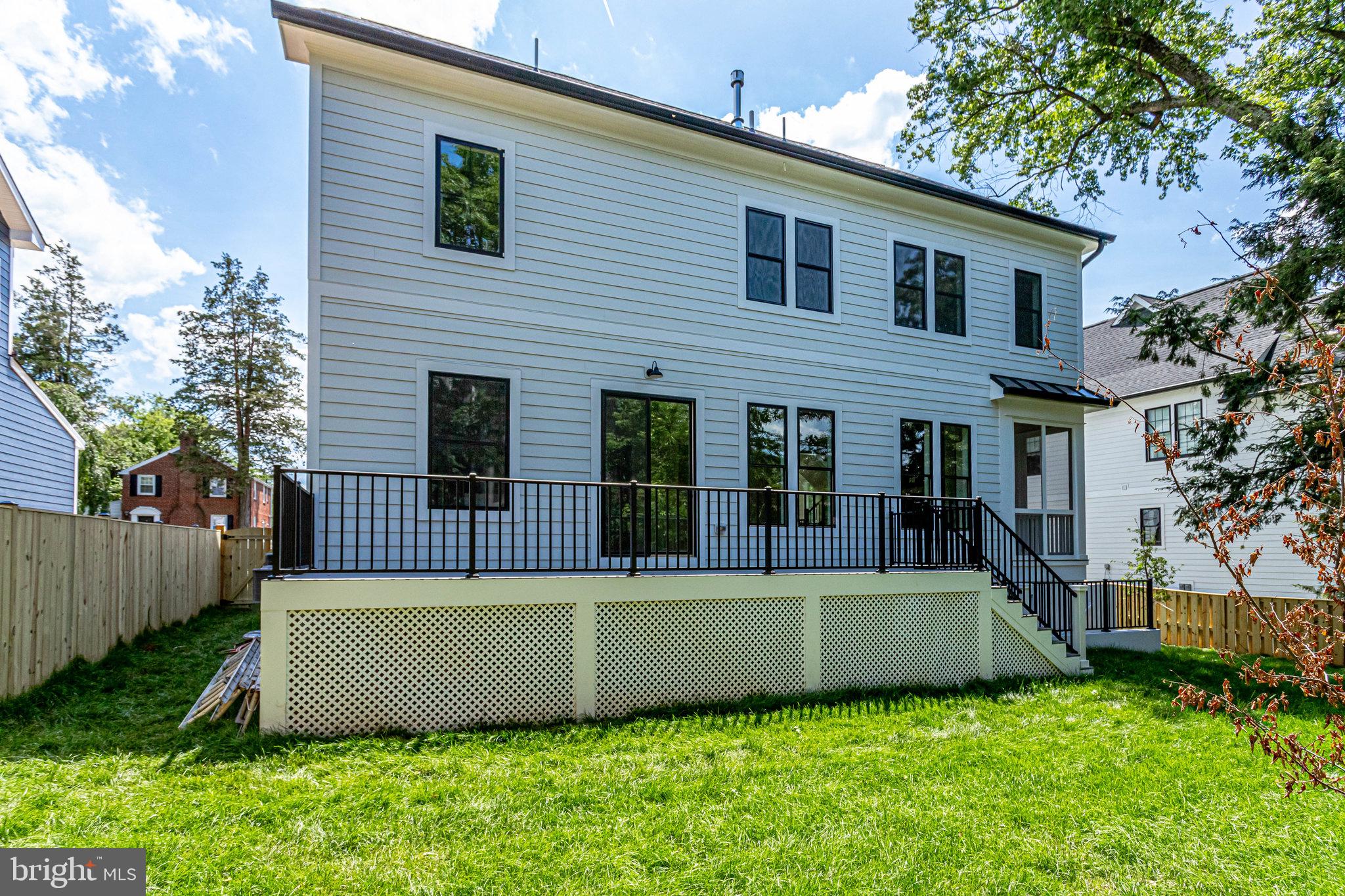 COUNTRY CLUB MANOR - Residential