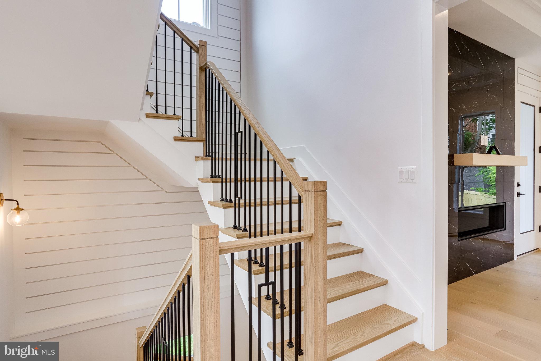 COUNTRY CLUB MANOR - Residential