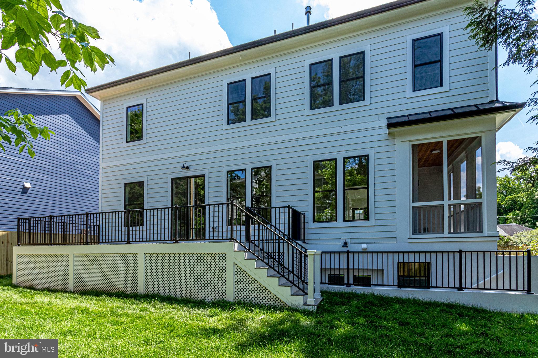 COUNTRY CLUB MANOR - Residential