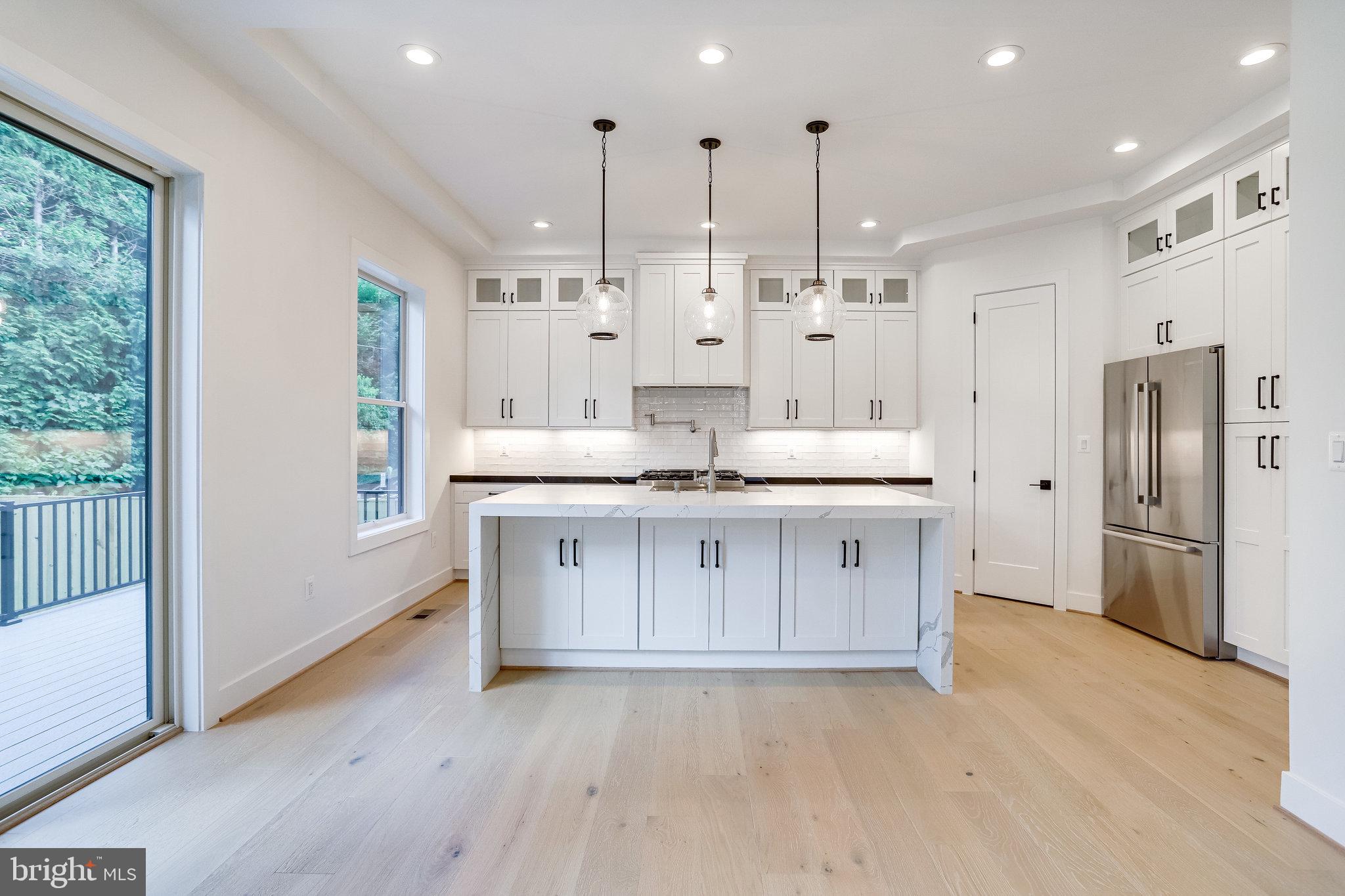 COUNTRY CLUB MANOR - Residential