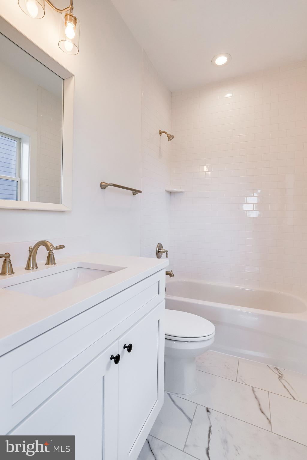 COUNTRY CLUB MANOR - Residential