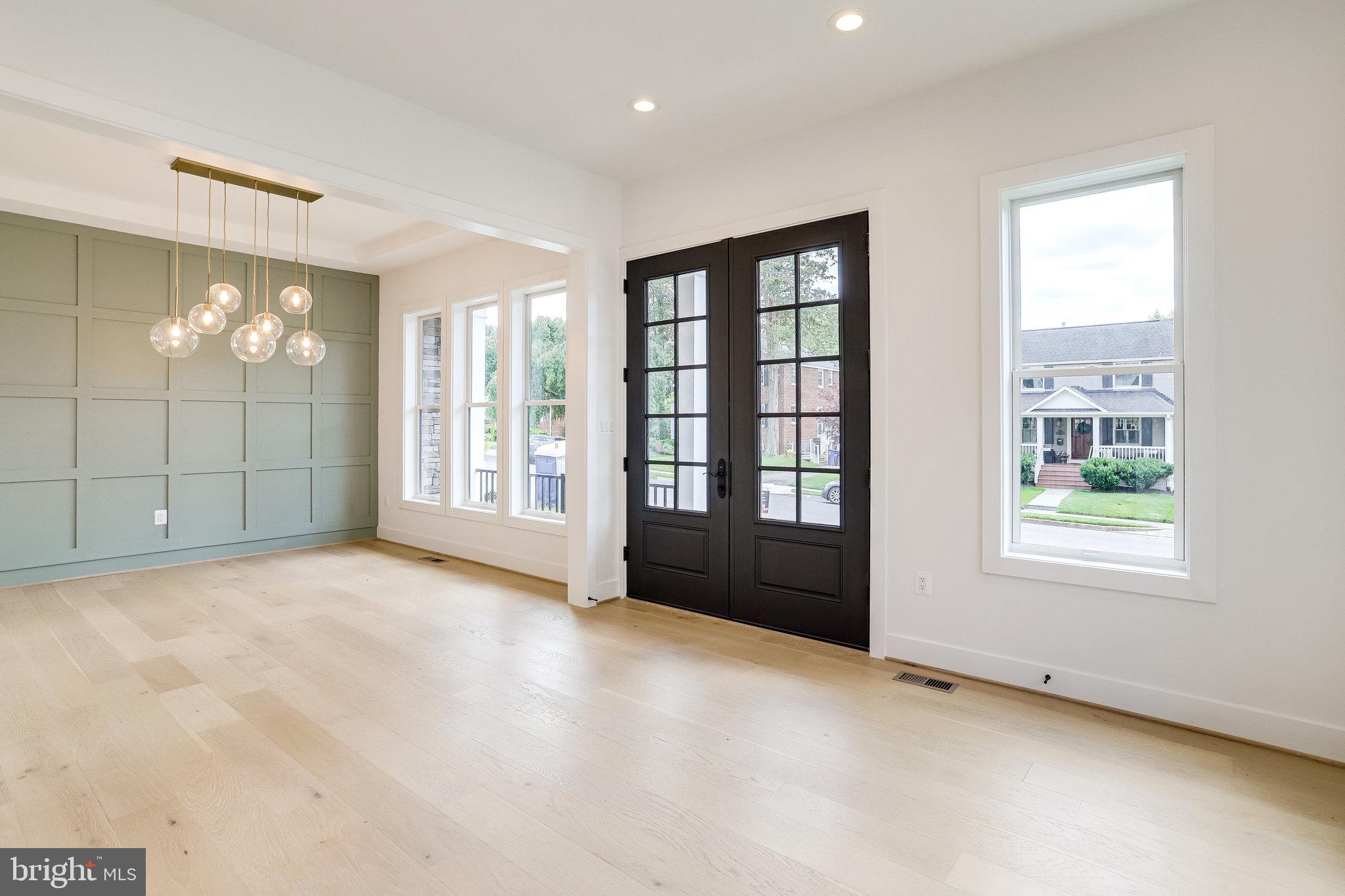 COUNTRY CLUB MANOR - Residential