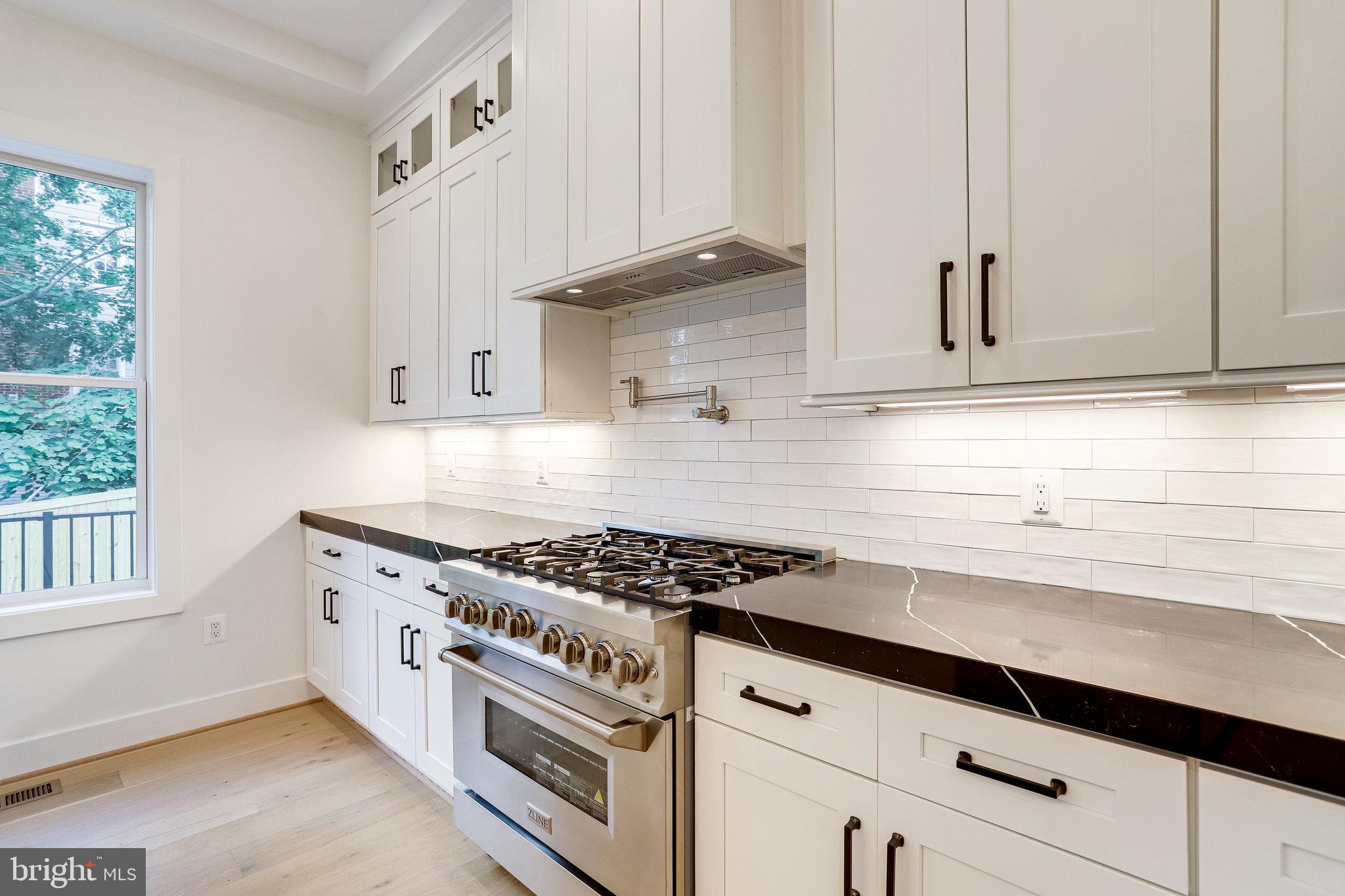 COUNTRY CLUB MANOR - Residential