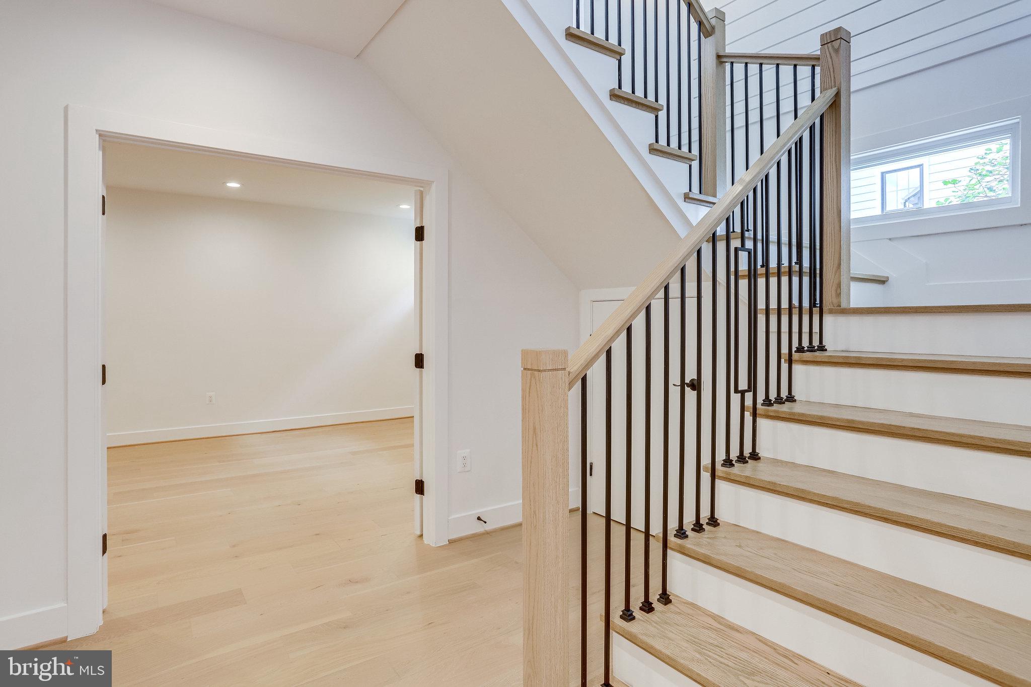 COUNTRY CLUB MANOR - Residential