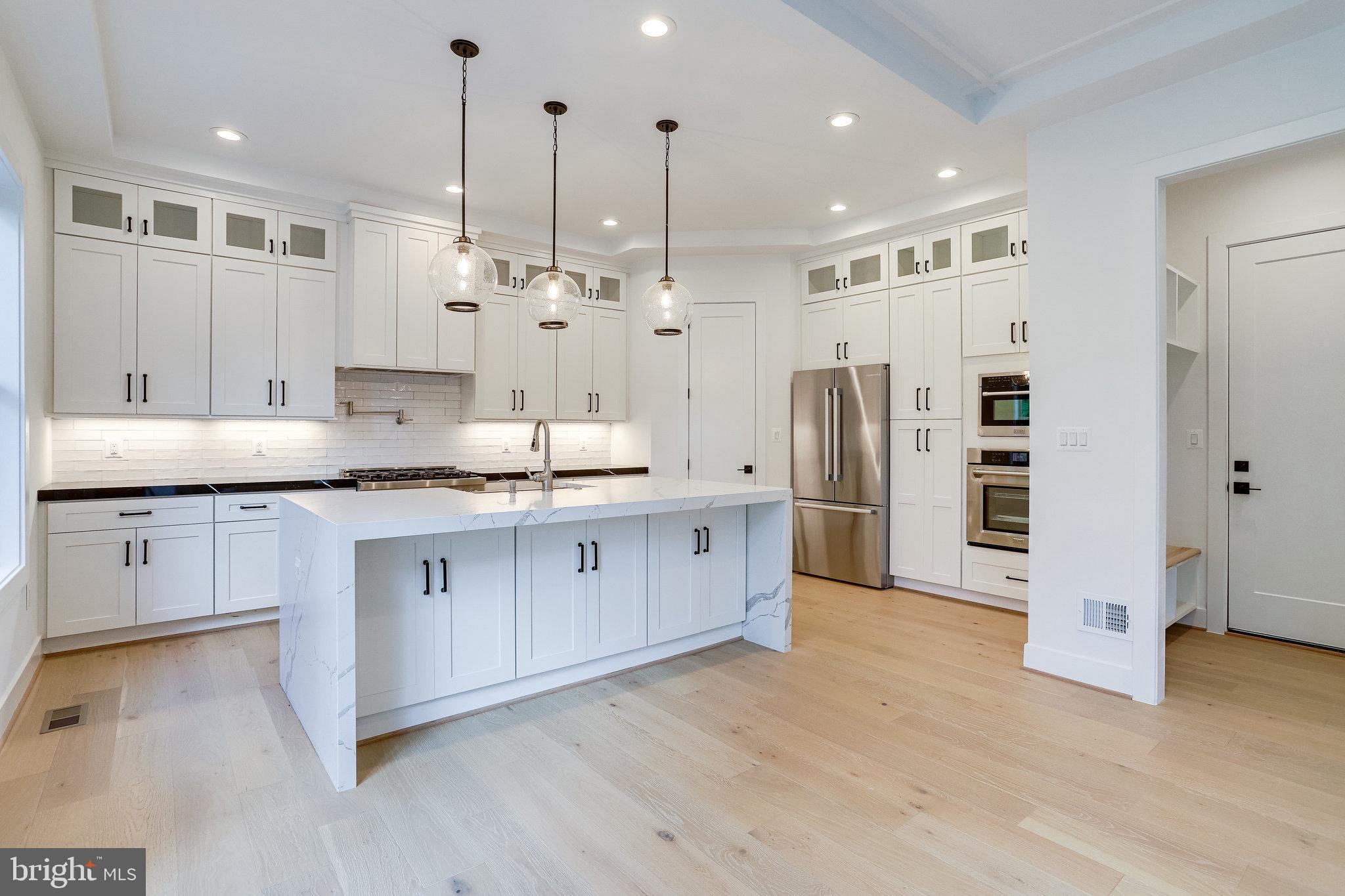 COUNTRY CLUB MANOR - Residential