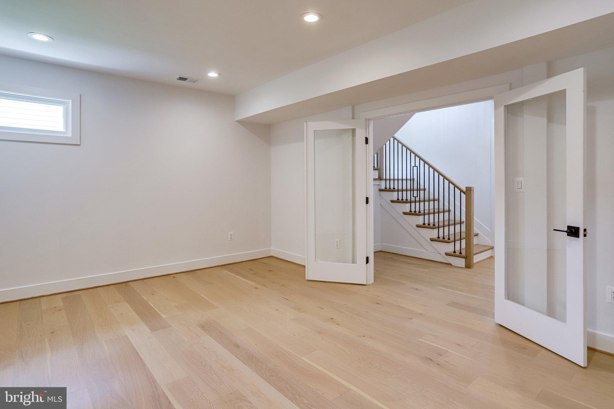 COUNTRY CLUB MANOR - Residential