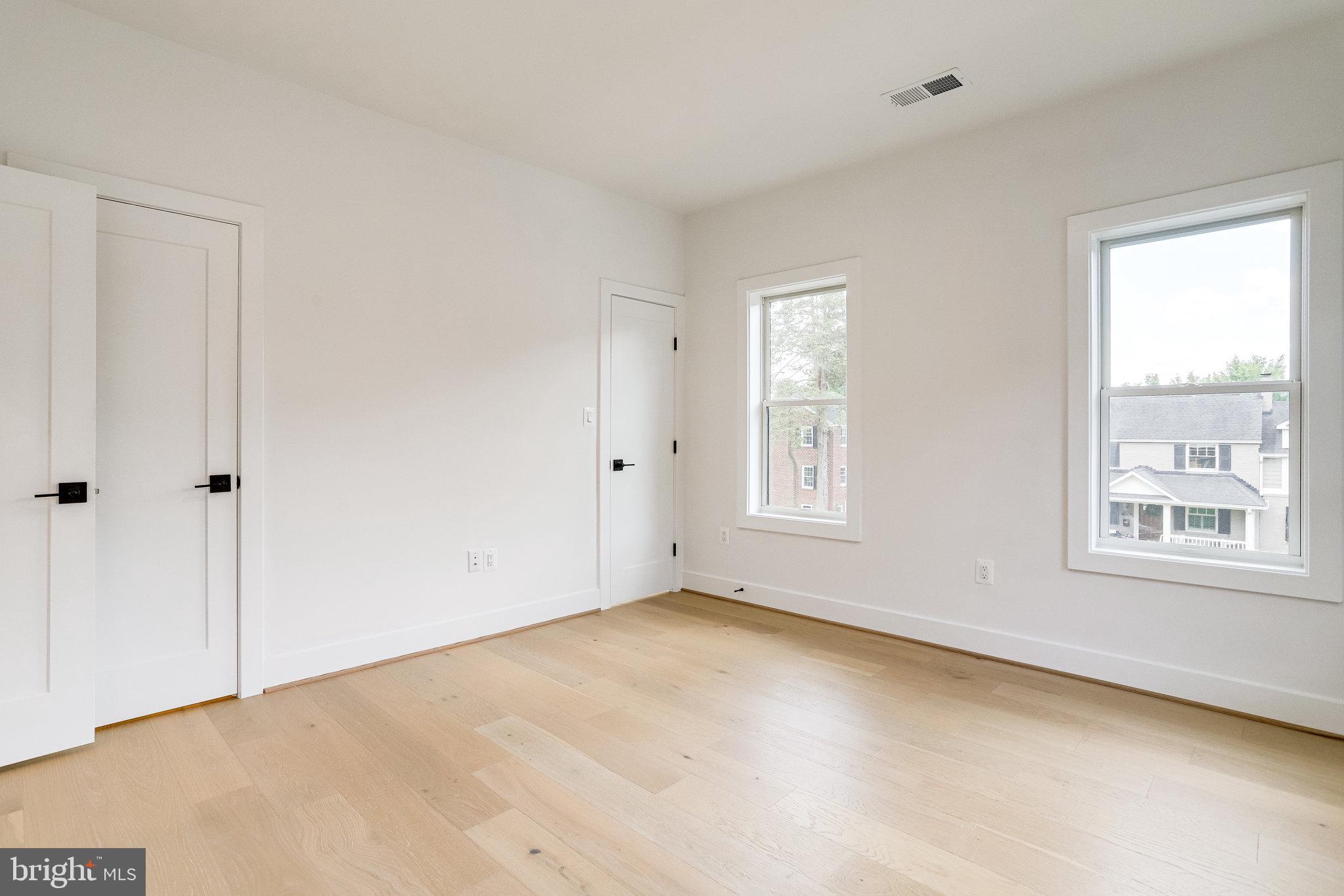 COUNTRY CLUB MANOR - Residential