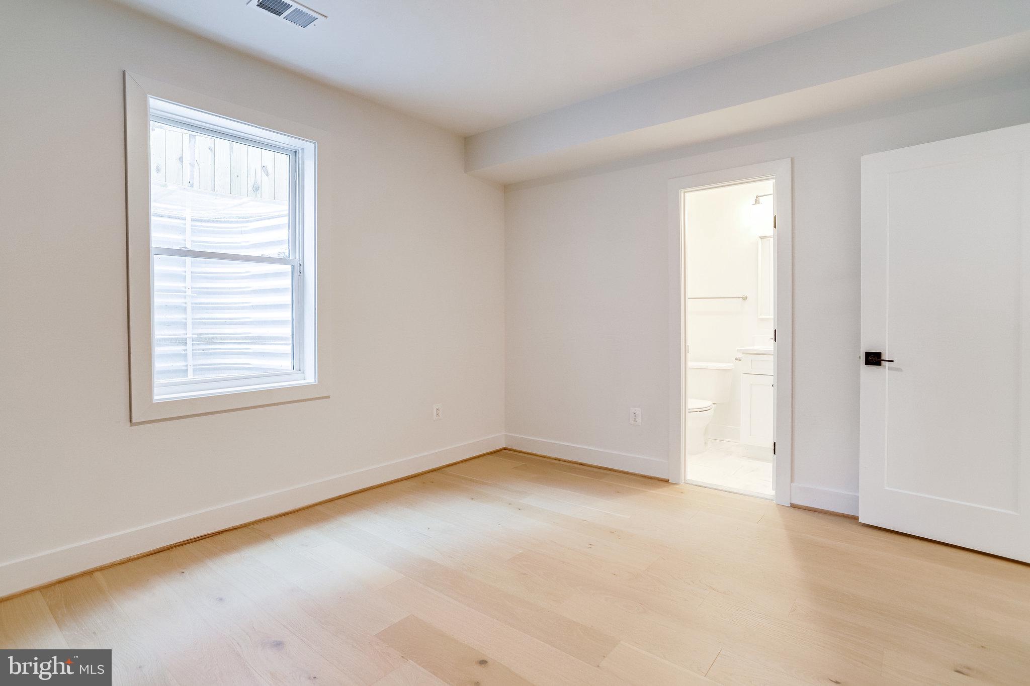 COUNTRY CLUB MANOR - Residential