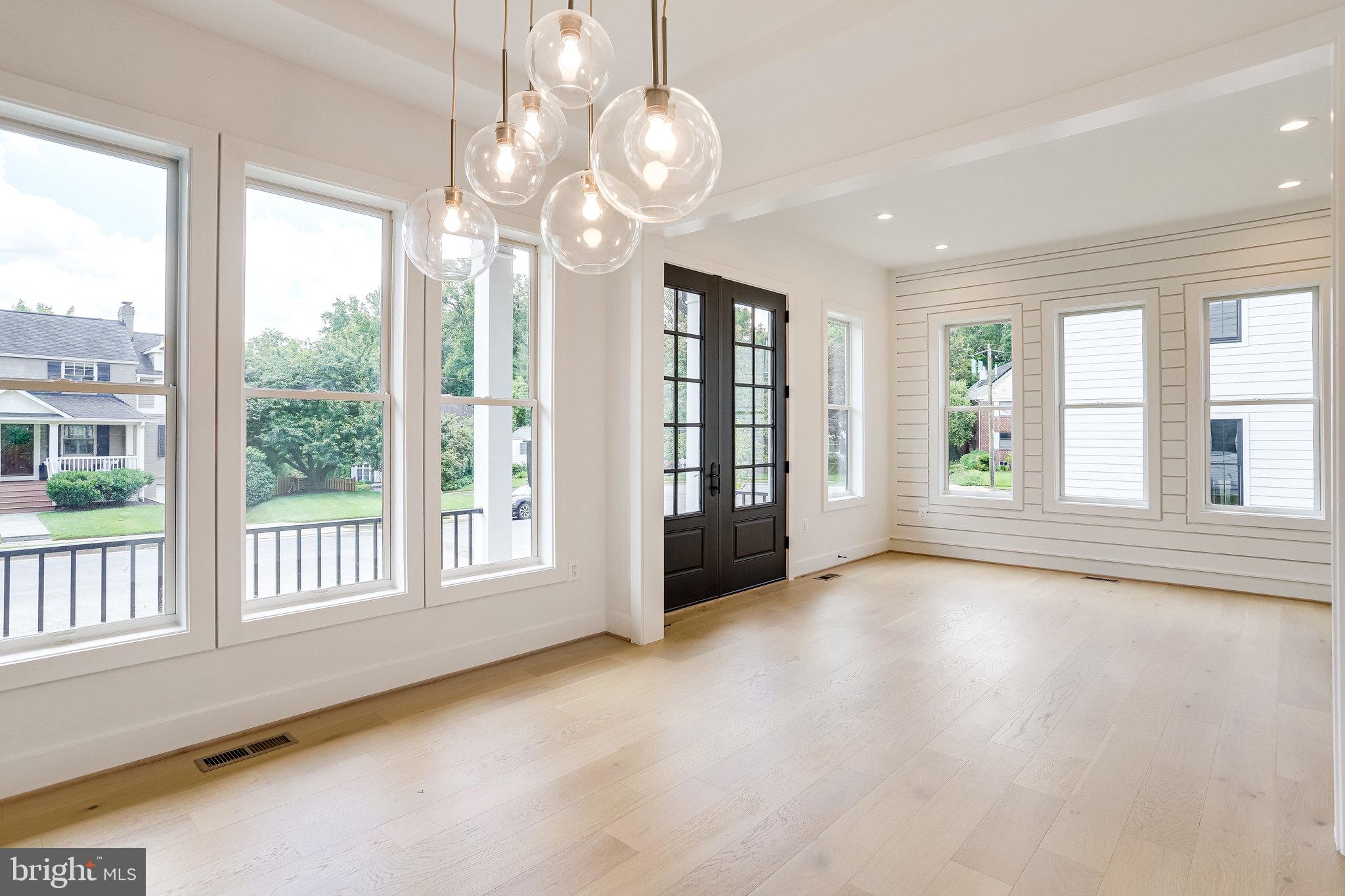 COUNTRY CLUB MANOR - Residential