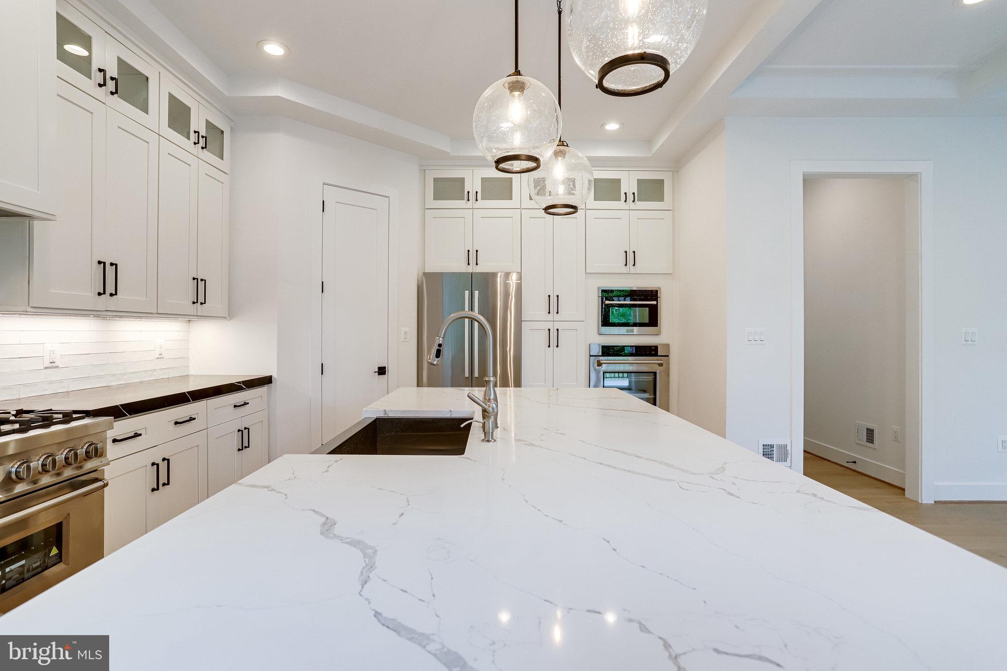 COUNTRY CLUB MANOR - Residential