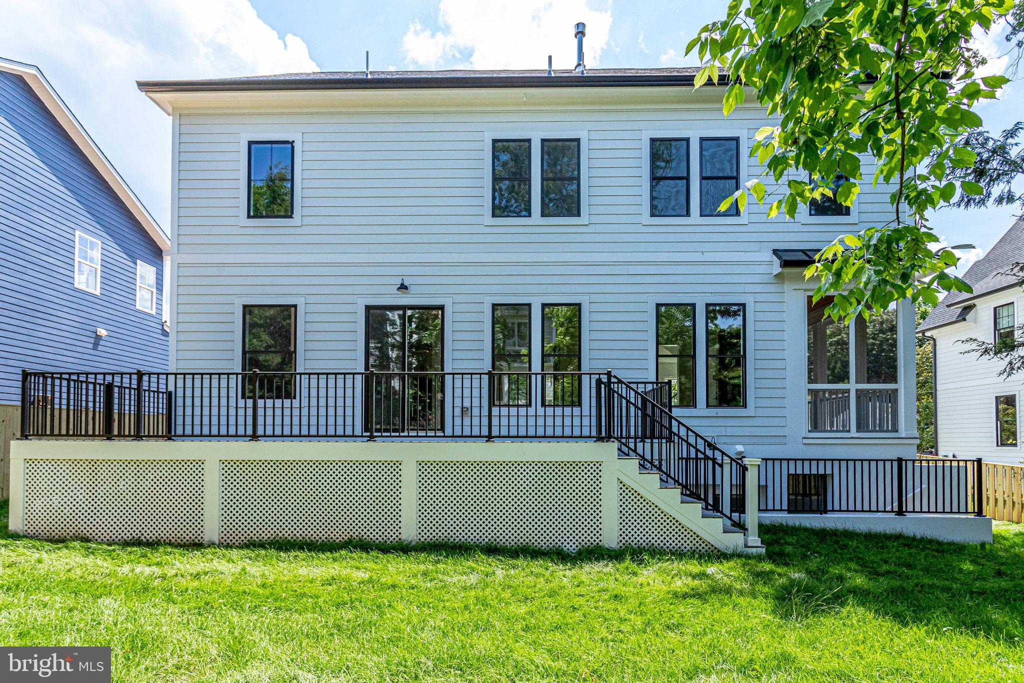 COUNTRY CLUB MANOR - Residential