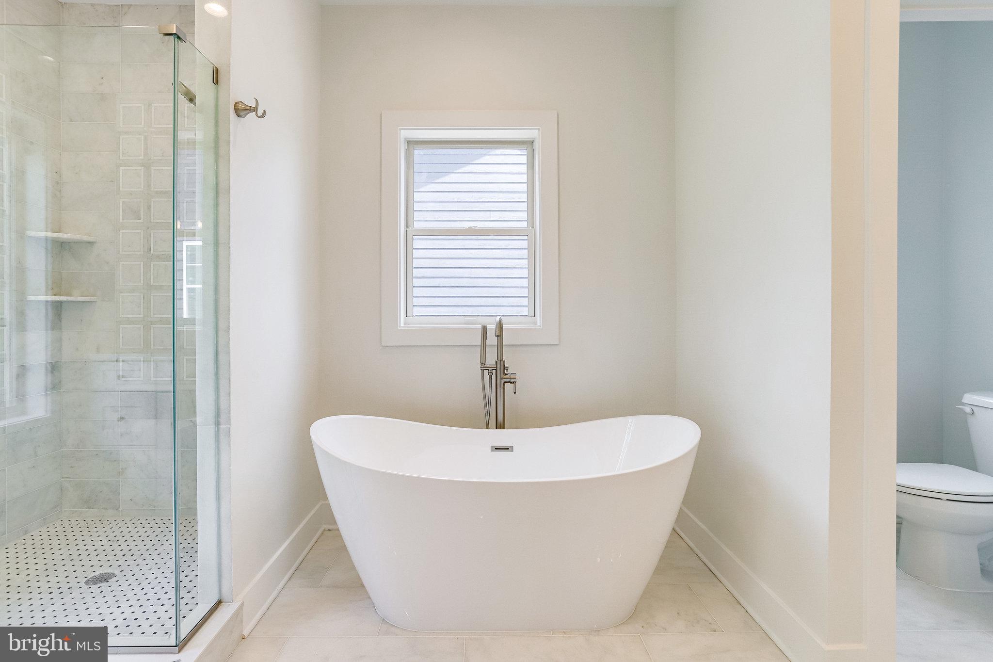 COUNTRY CLUB MANOR - Residential