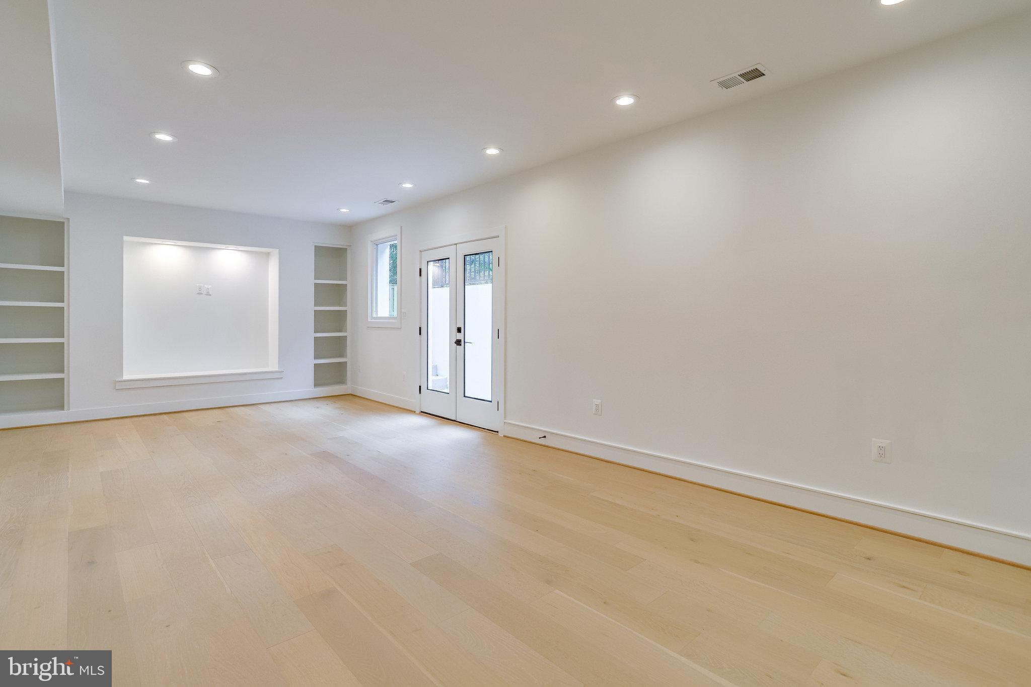 COUNTRY CLUB MANOR - Residential